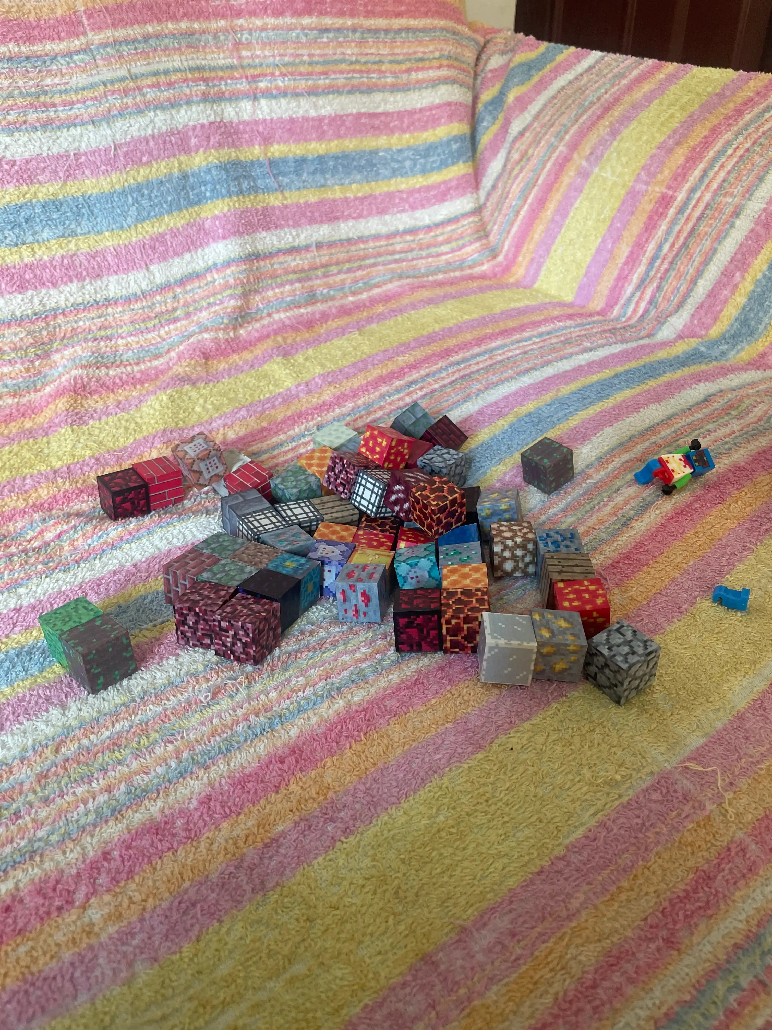 Maynkraft DOM BRICKS magnit konstruktori 30-120 ta detal, haykalchalar bilan