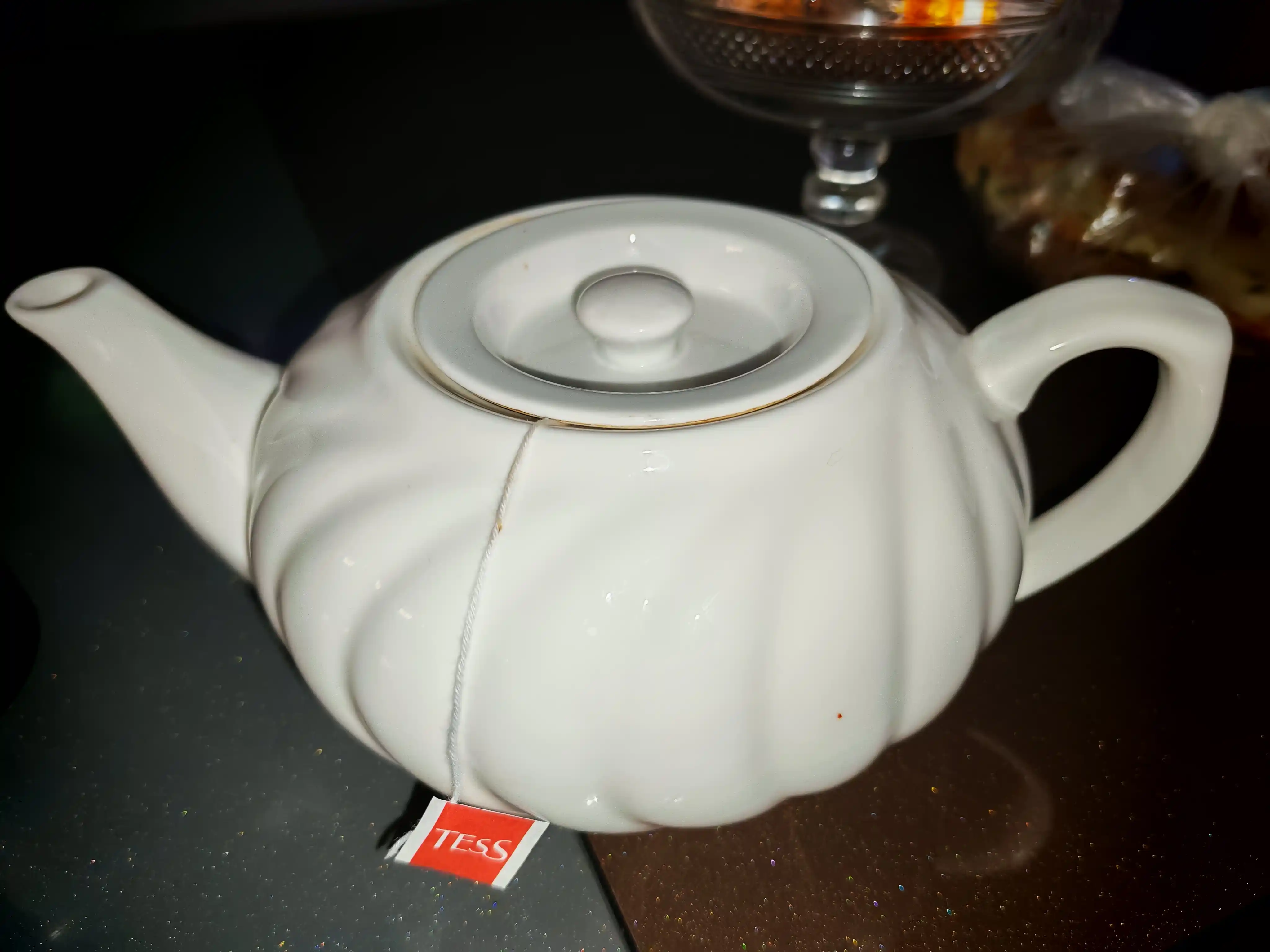 Hajmi 800 ml va balandligi 10 sm bo‘lgan choynak