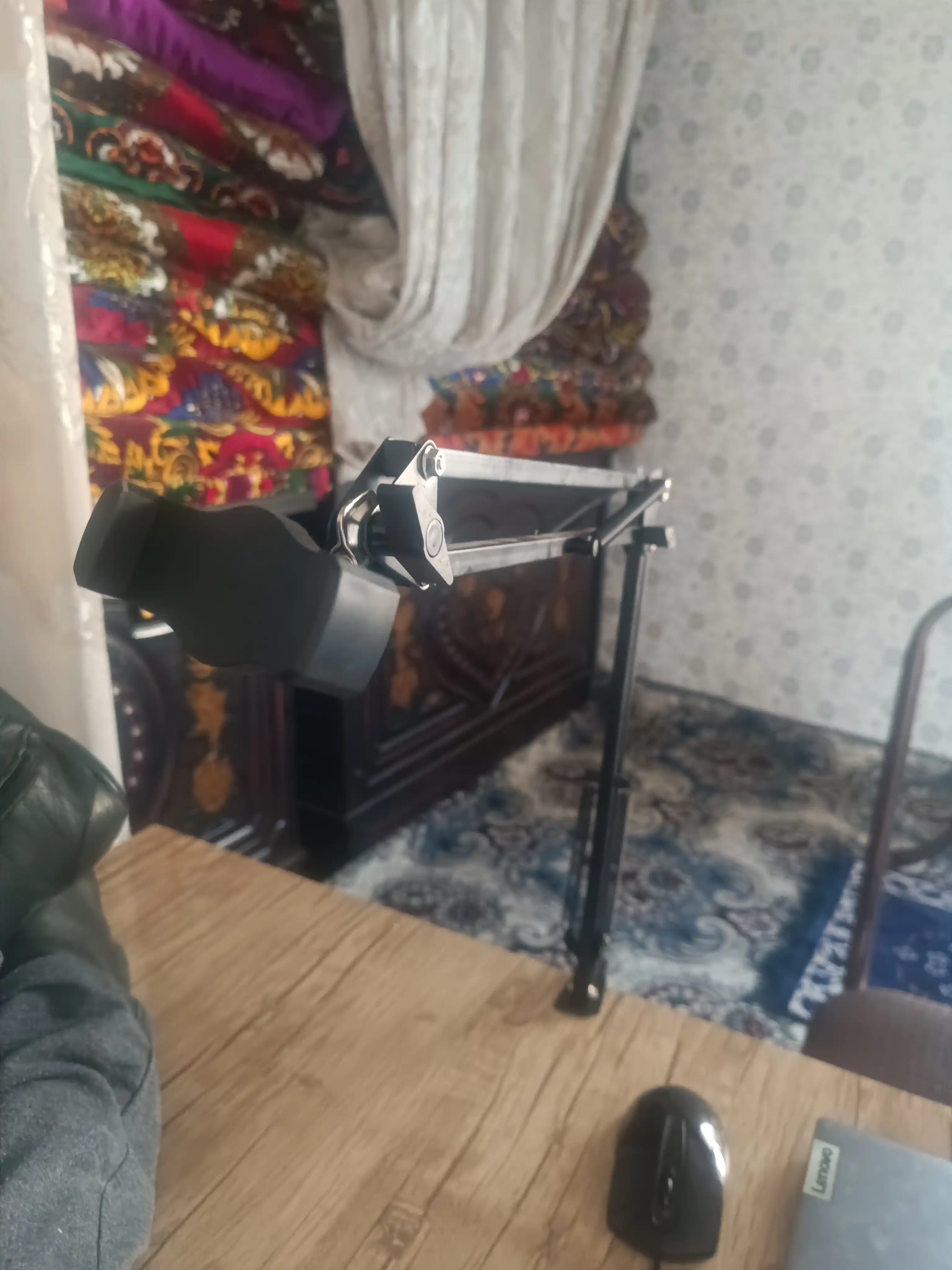 Stol usti pantograf-ushlagichi, telefon uchun - suratga olish uchun universal taglik