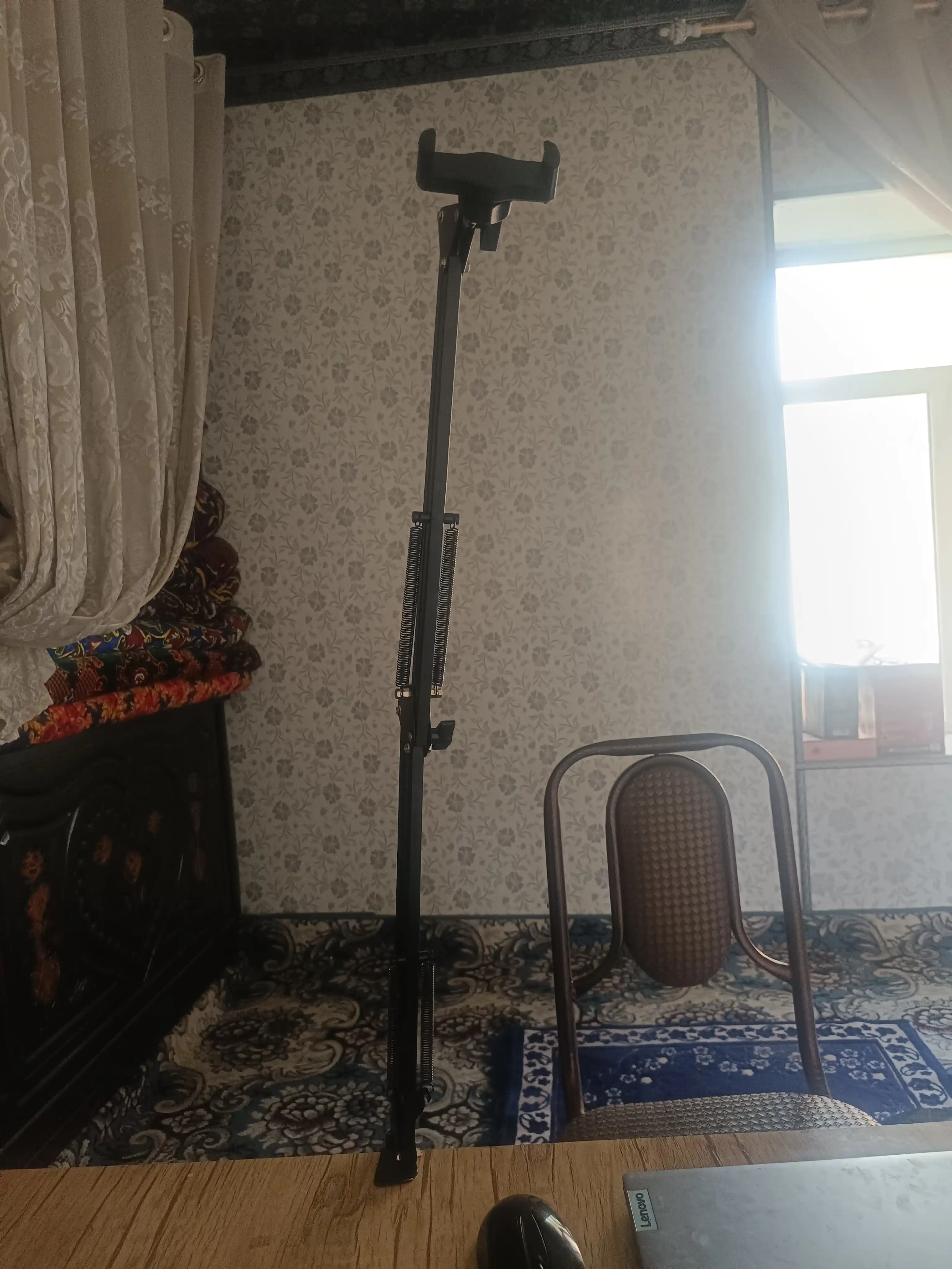Stol usti pantograf-ushlagichi, telefon uchun - suratga olish uchun universal taglik
