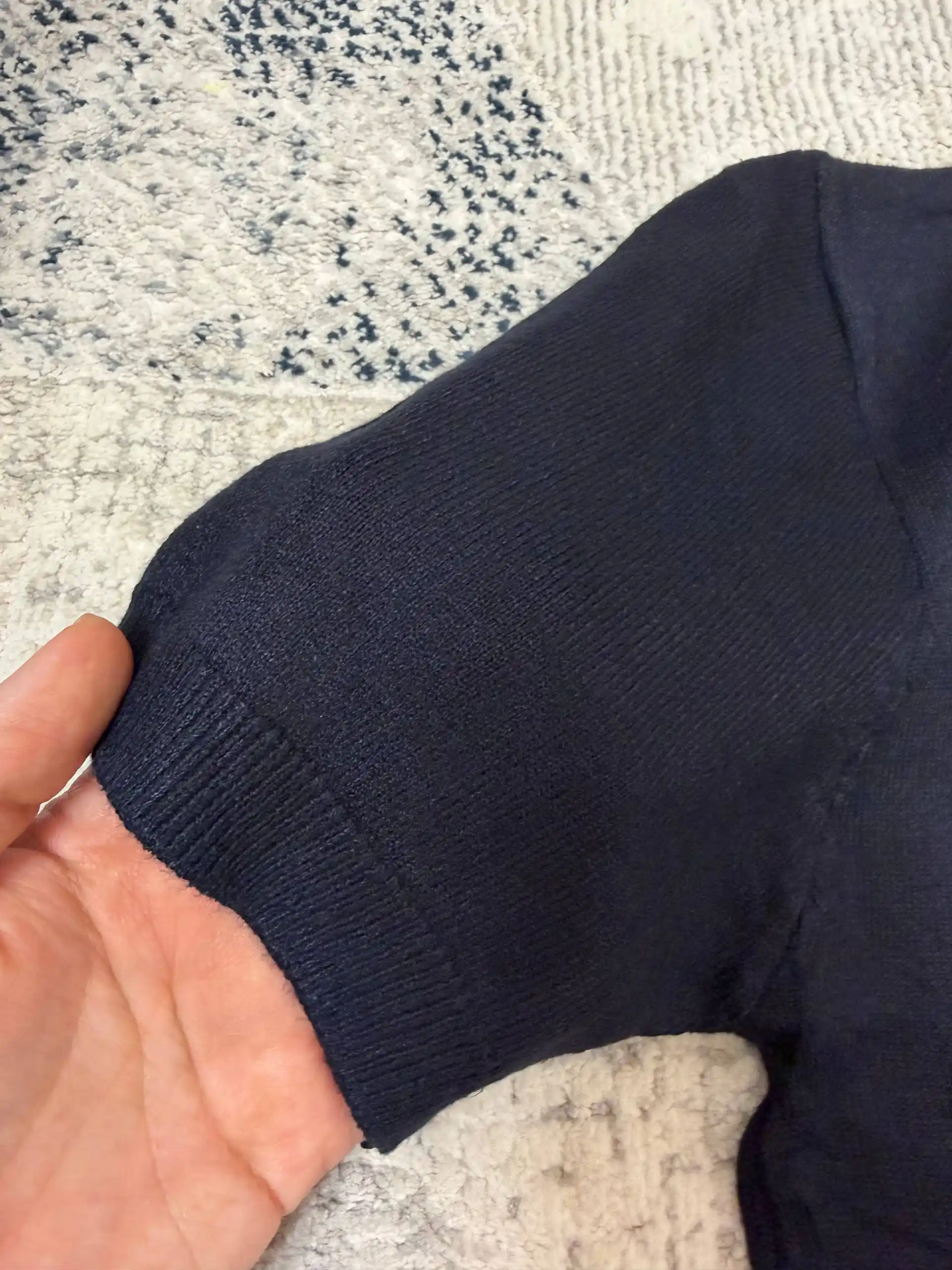 Erkaklar uchun yoqali amerikacha kardigan, kalta yengli futbolka, quyidagi o‘lchamlar mavjud: M,L,XL