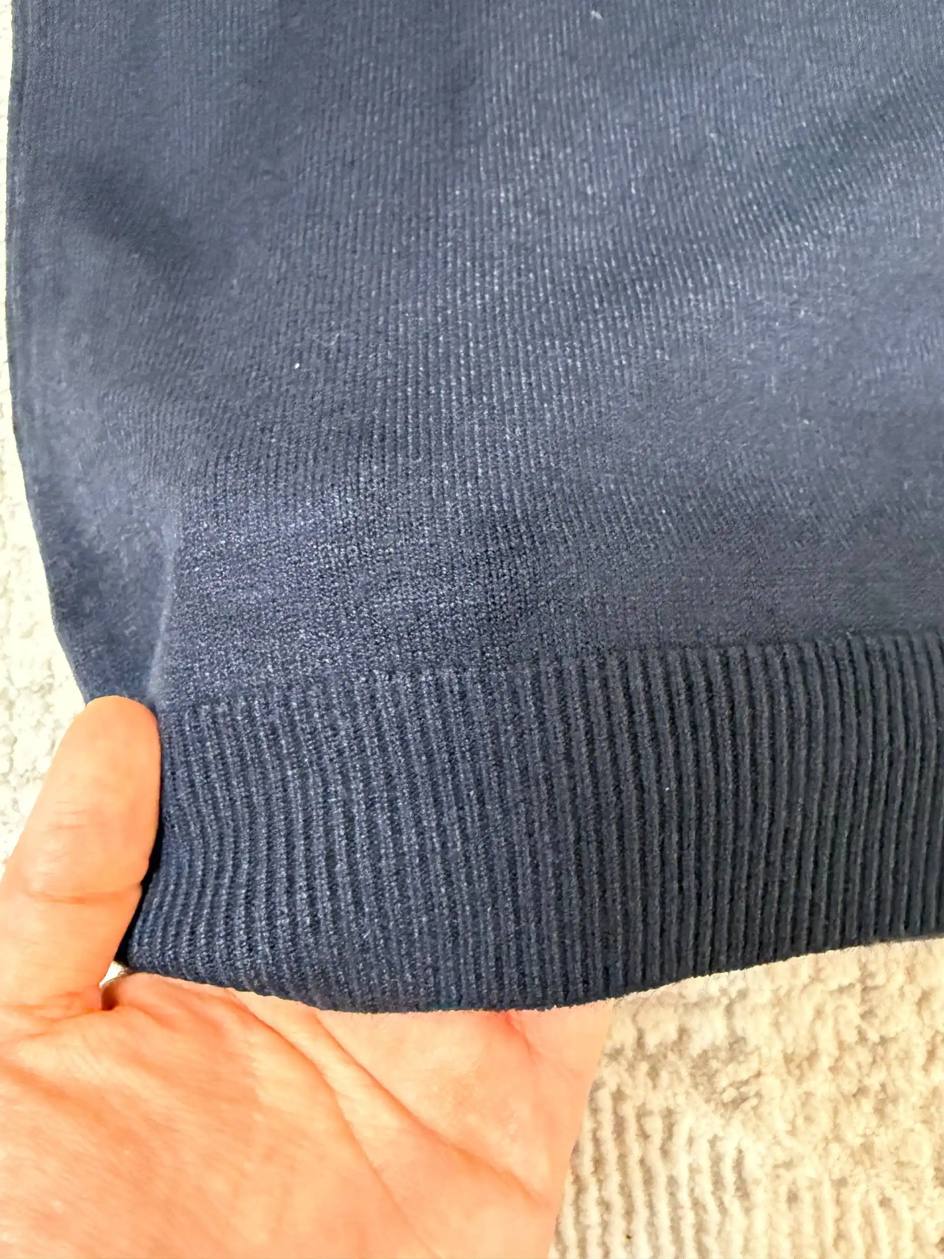 Erkaklar uchun yoqali amerikacha kardigan, kalta yengli futbolka, quyidagi o‘lchamlar mavjud: M,L,XL