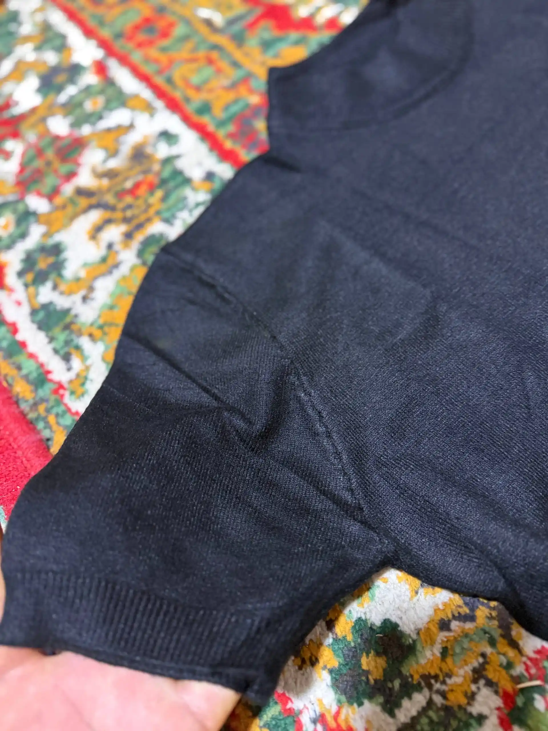 Erkaklar uchun yoqali amerikacha kardigan, kalta yengli futbolka, quyidagi o‘lchamlar mavjud: M,L,XL