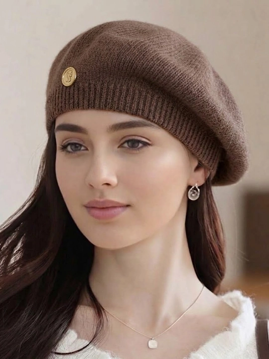 Женский берет из ангоры мягкий и стильный