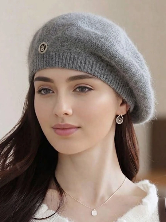 Женский берет из ангоры мягкий и стильный