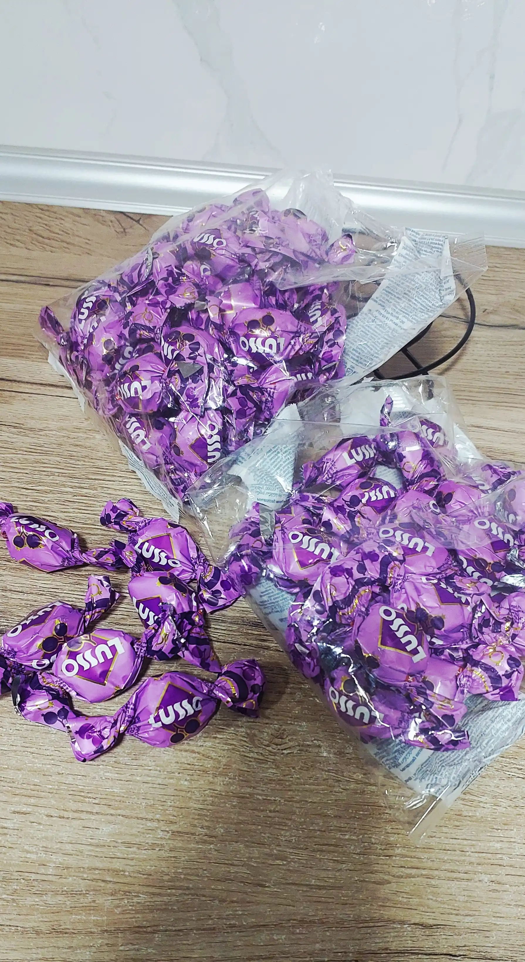 Konfetalar Lusso, qora smorodina ta'mi bilan, 0.5 kg