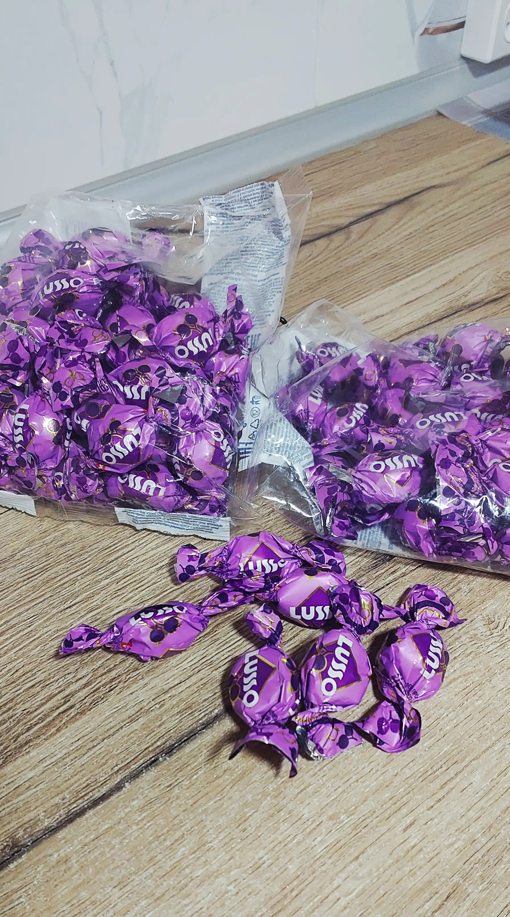 Konfetalar Lusso, qora smorodina ta'mi bilan, 0.5 kg