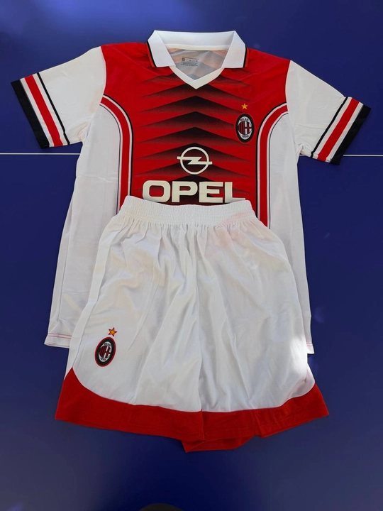 Retro futbol formasi - Klassik uslubdagi futbolka va shortik - 