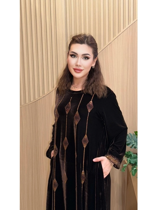 Ayollar uchun katta o‘lchamli velyur ko‘ylak — kashtali, uzun va bayramona ko‘ylak