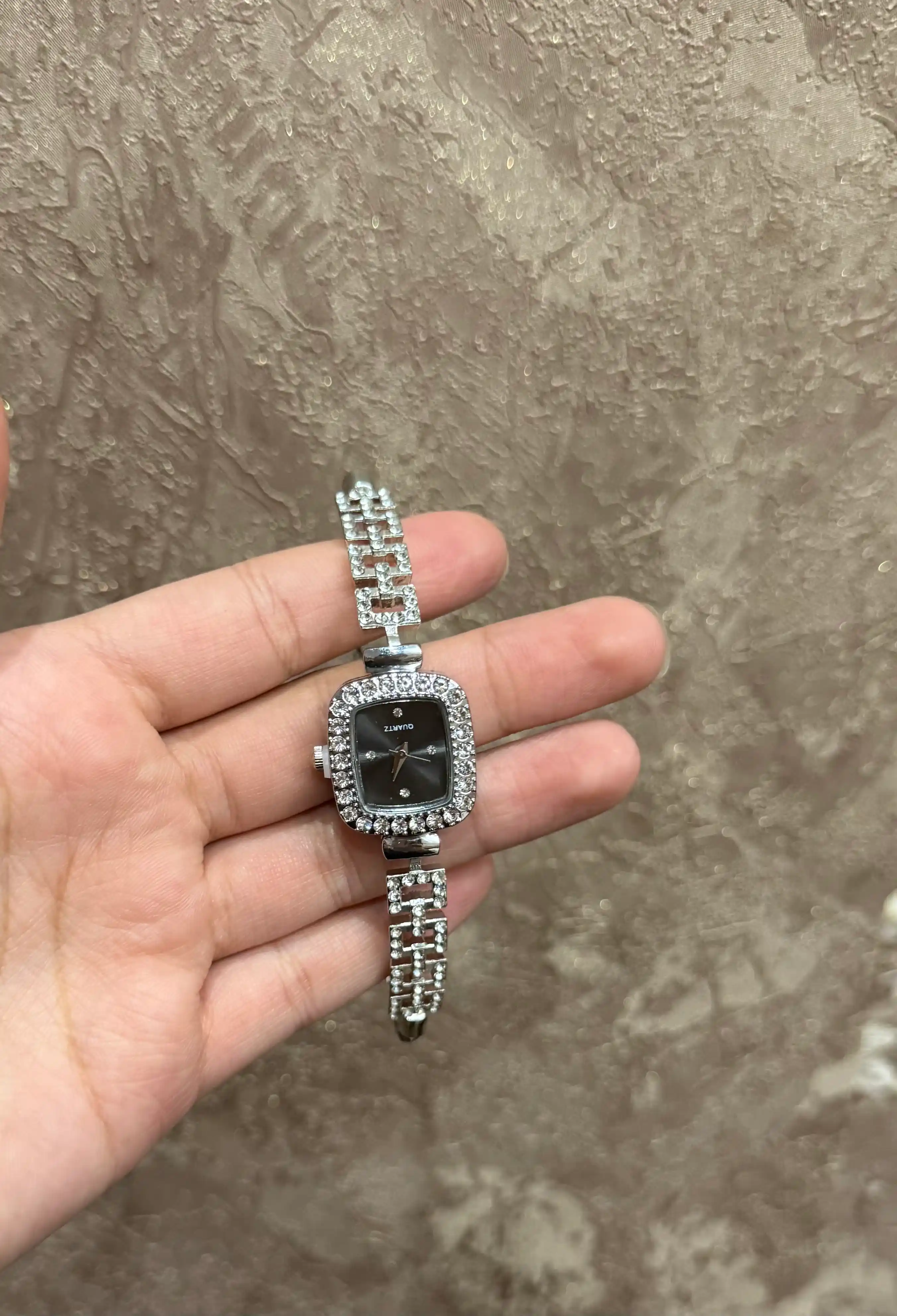Rinstones va metall bilaguzukli ayollar kvarts qo‘l soati