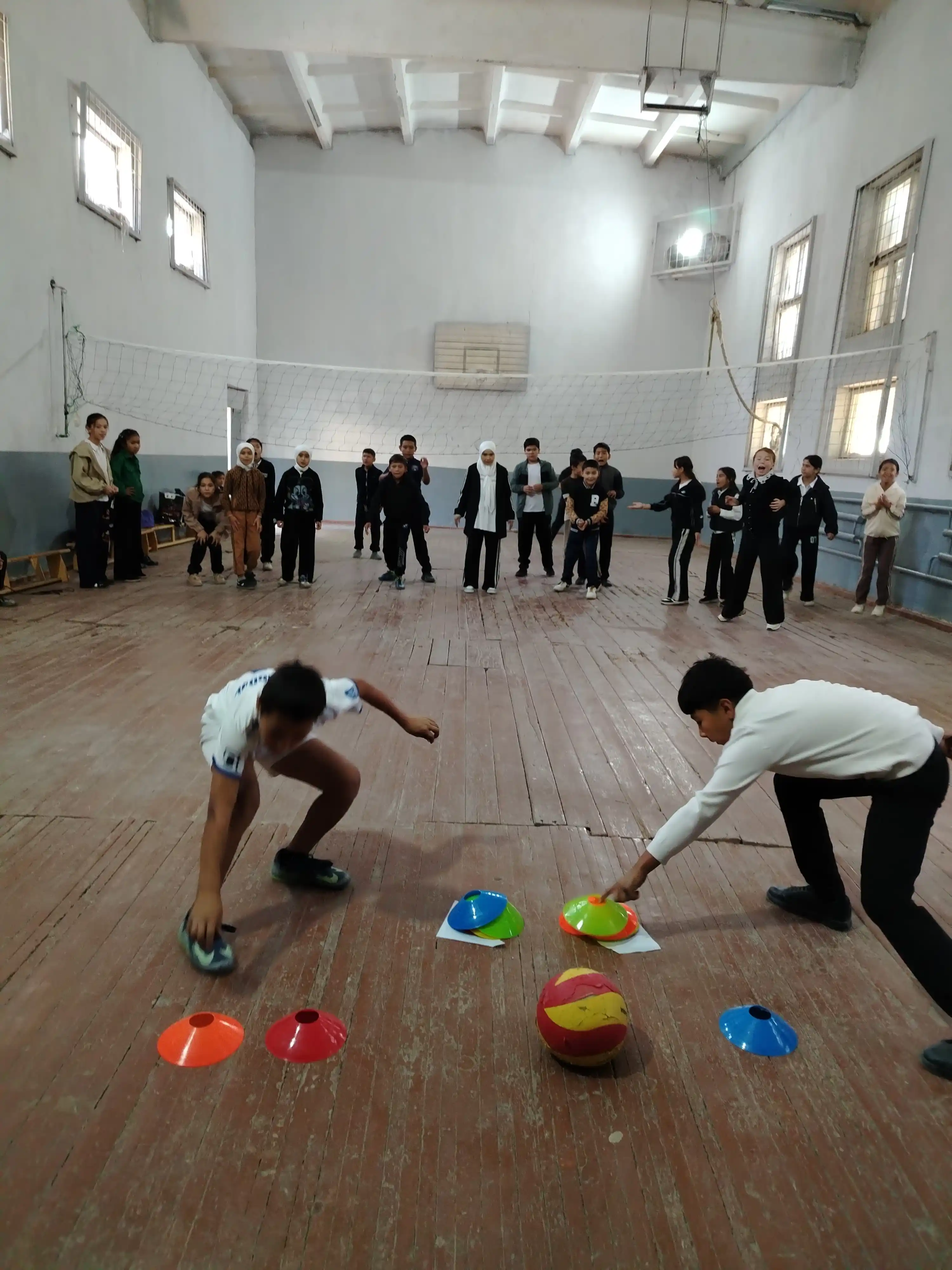 Mashq, futbol, voleybol, sport, belgilash uchun fishka konusi