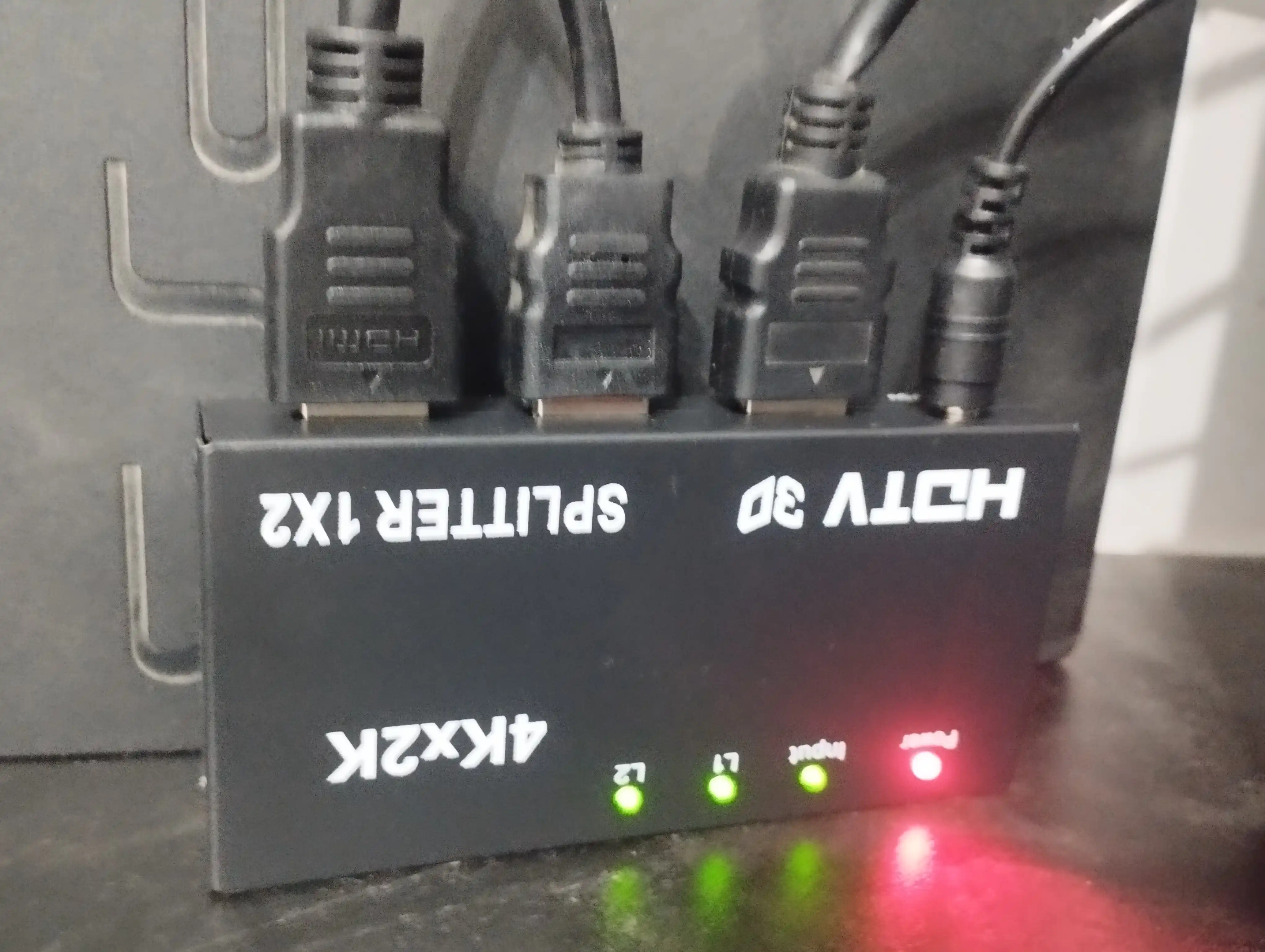 HDMI Splitter позволяет выводить одно изображение одновременно на два и более экрана