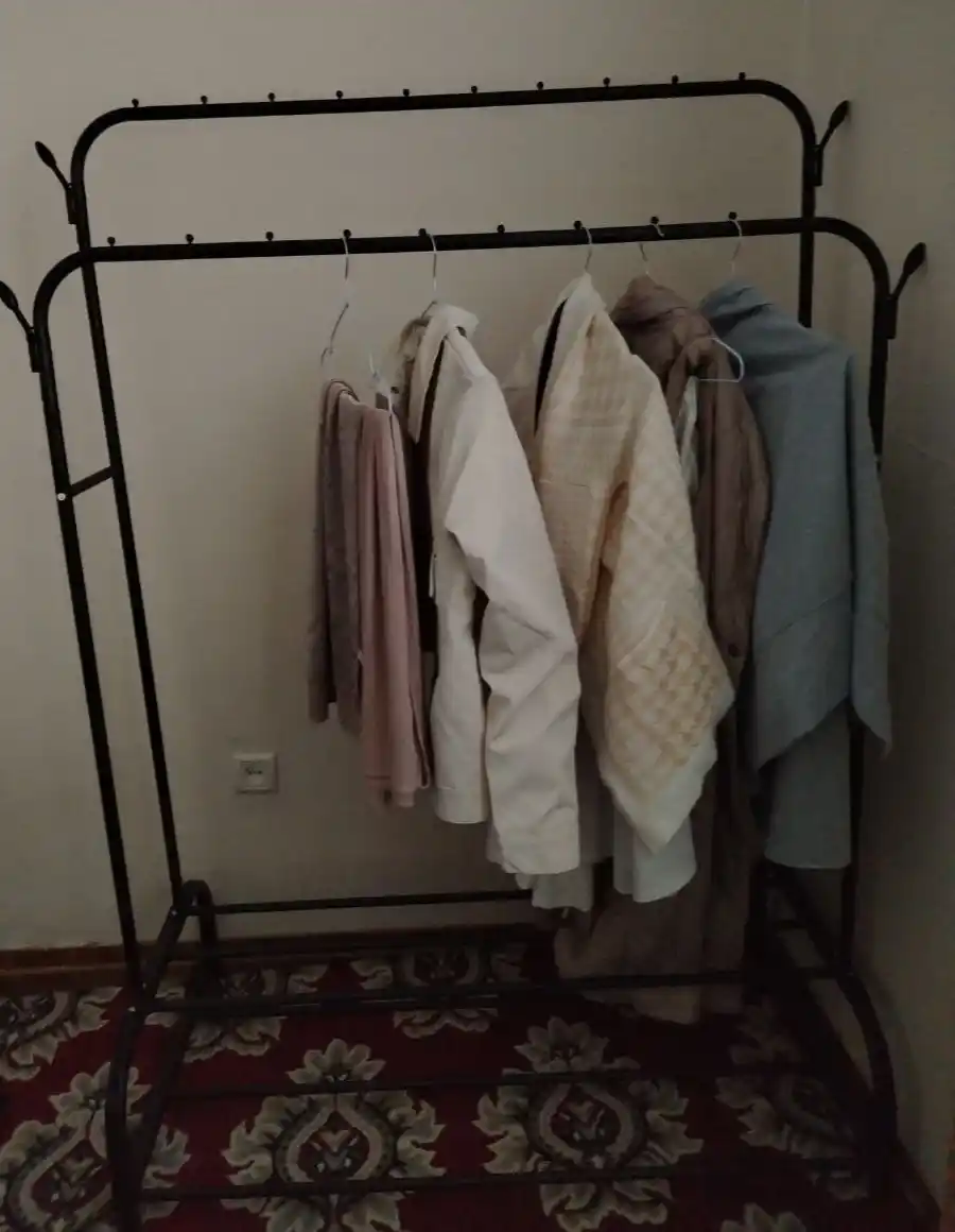 Metall garderob, polga osiladigan kiyim ilgich, poyabzal tagligi bilan, g‘ildirakli