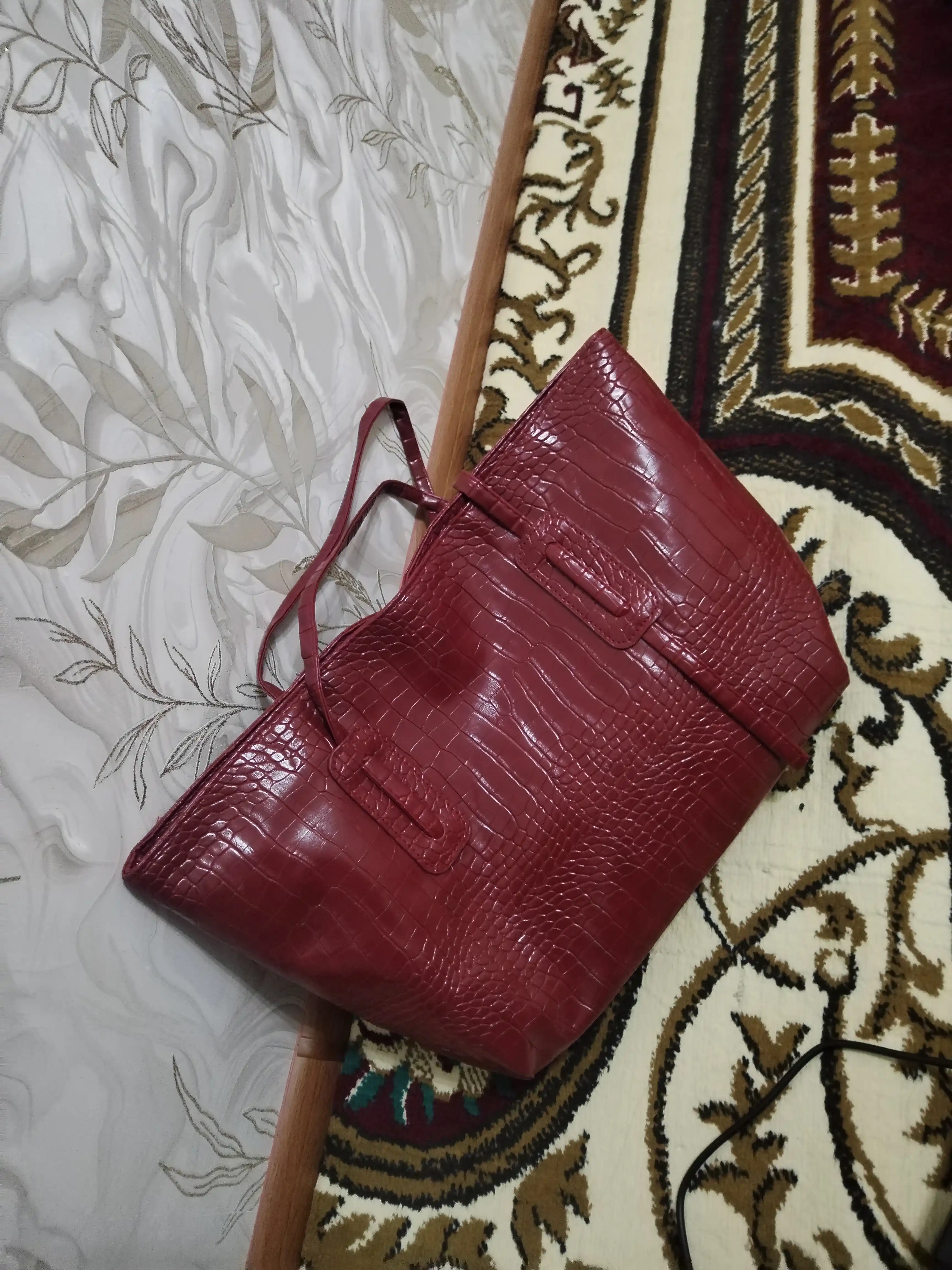 Ayollar uchun laklangan shopper sumka ZARMINA, eko-charm, krokodil teksturali, qora