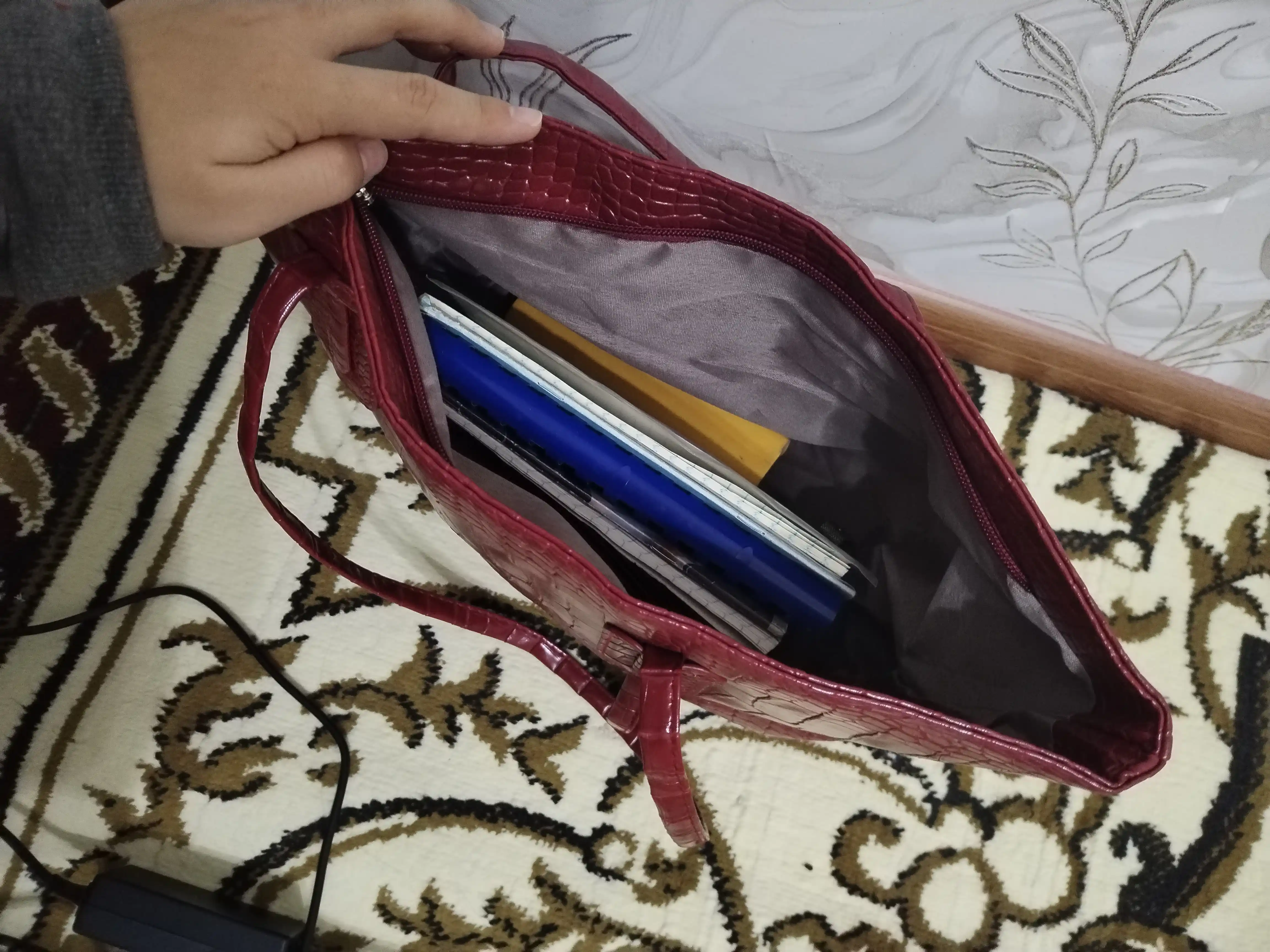 Ayollar uchun laklangan shopper sumka ZARMINA, eko-charm, krokodil teksturali, qora