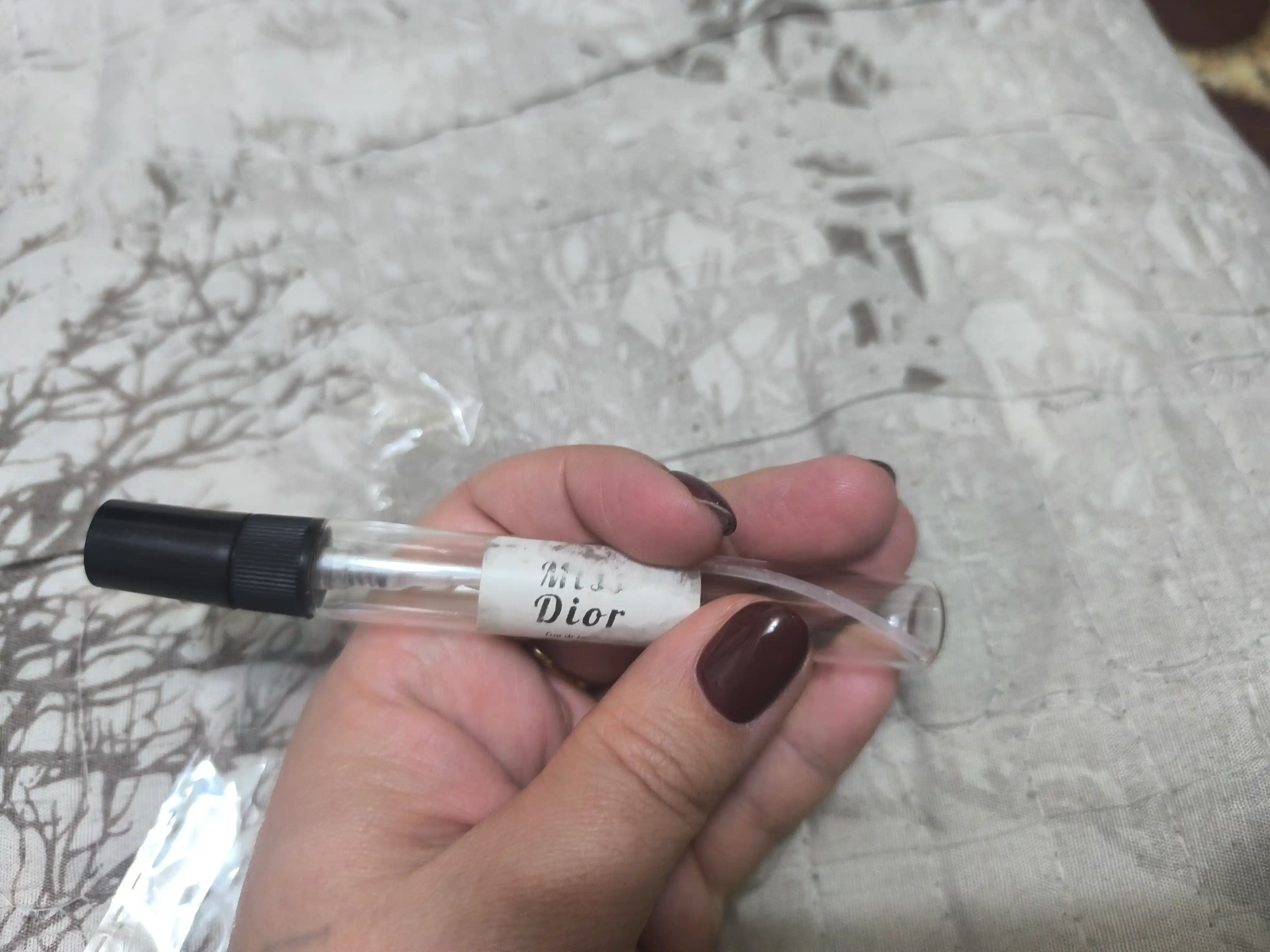 Miss Dior — ayollar uchun nafis va jozibali atir, raspiv