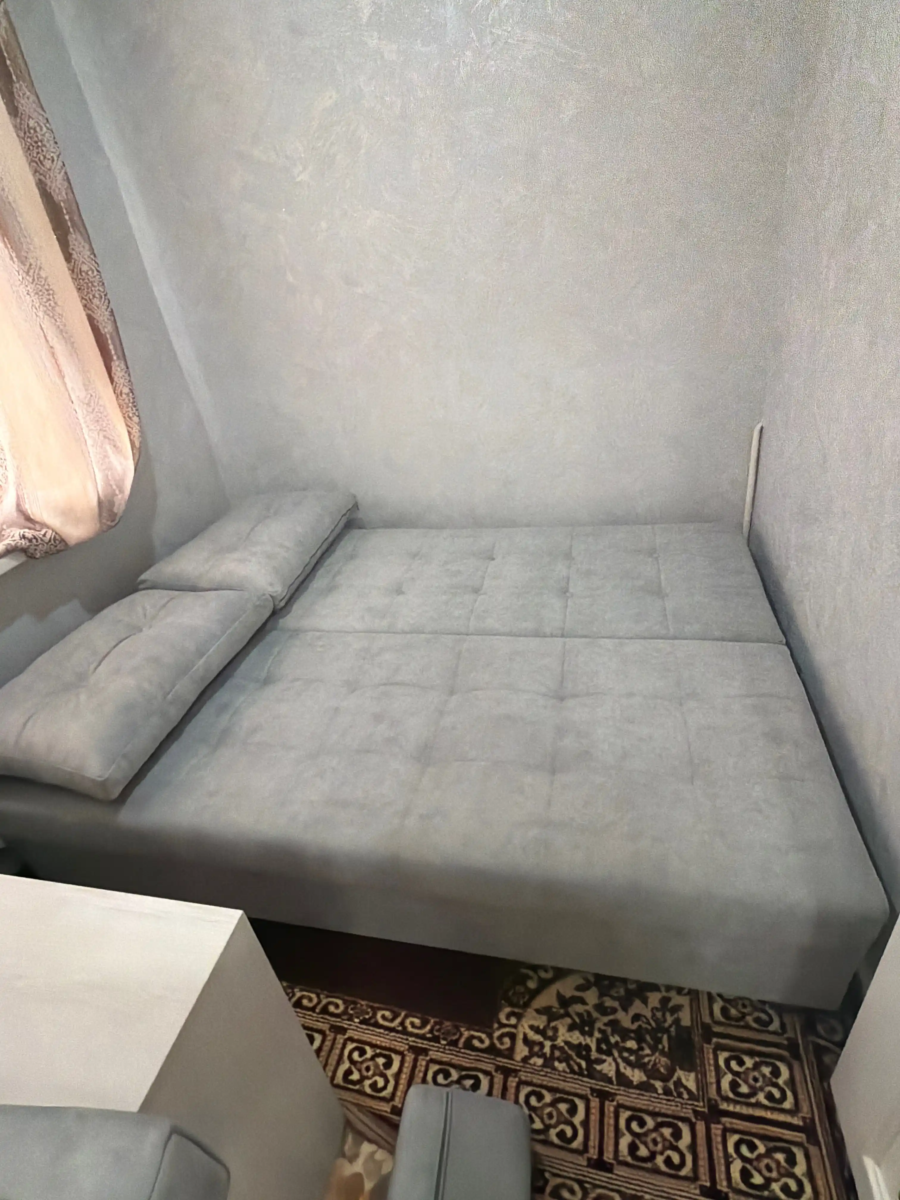 Диван-кровать раскладной, спальное место 140×200 см, со съёмными подлокотниками, 2 подушки