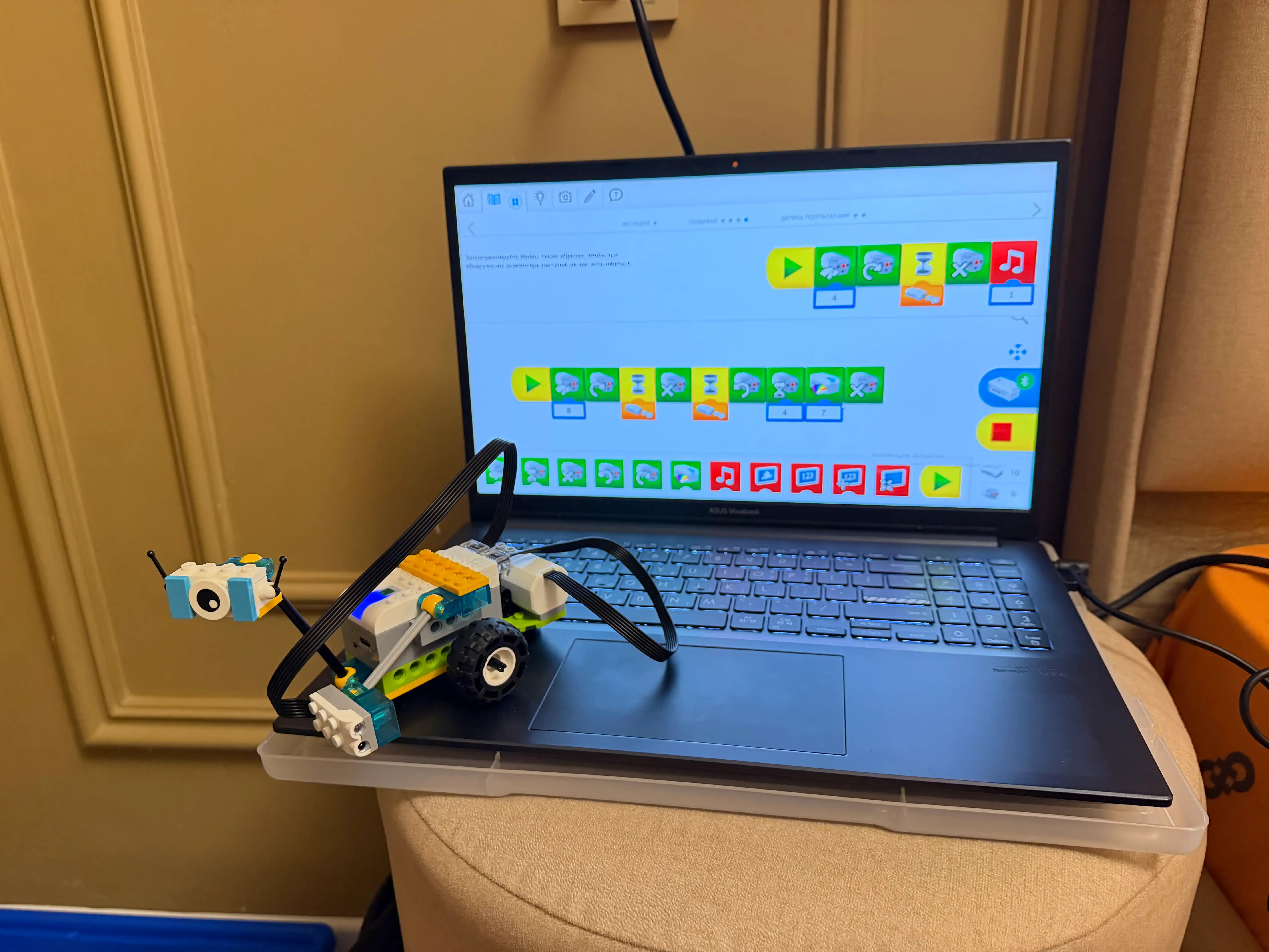 LEGO WeDo 2.0 robototexnika konstruktori, 280+ detal, 2 motor, akkumulyatorli Smart HUB
