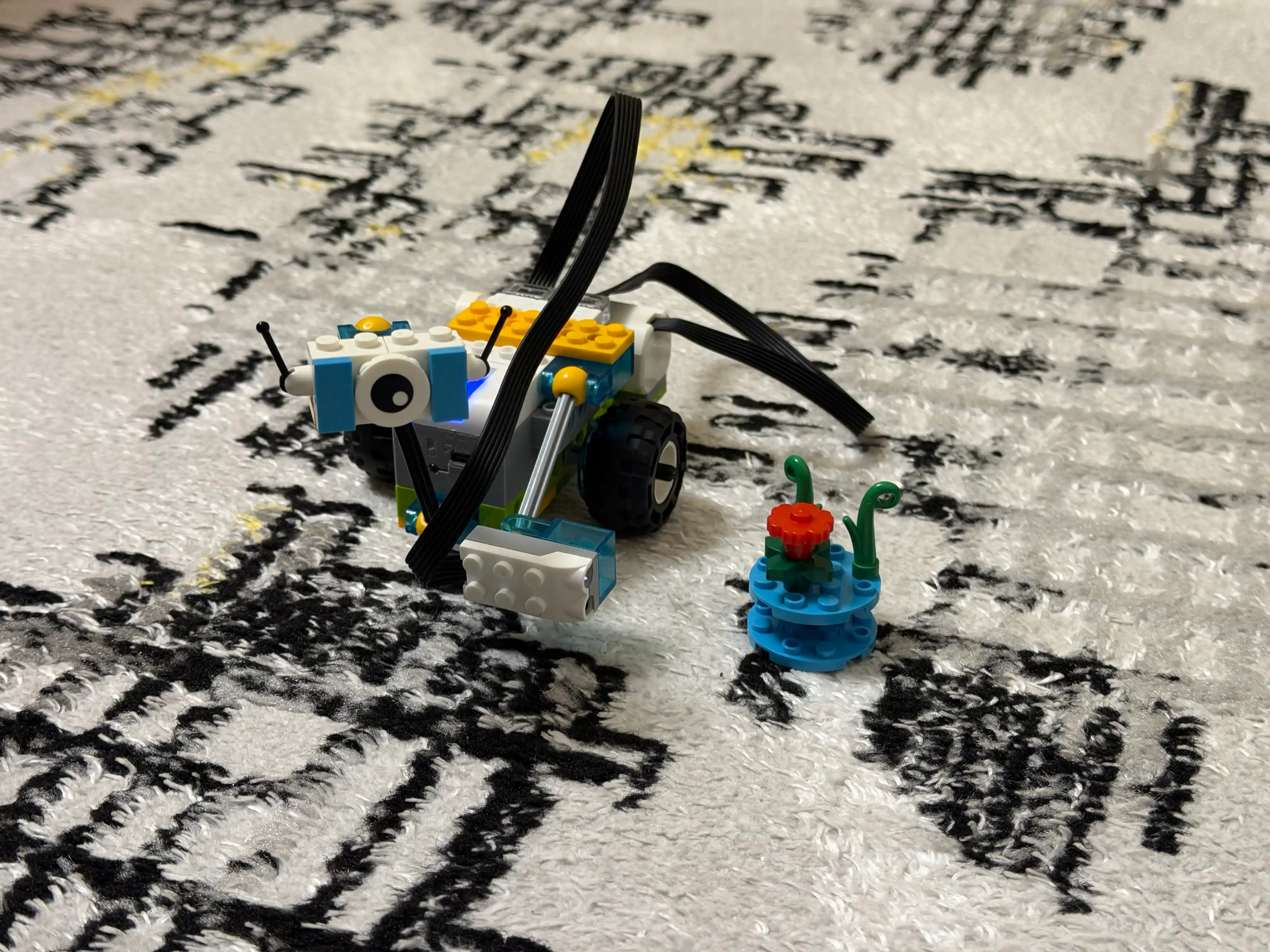 LEGO WeDo 2.0 robototexnika konstruktori, 280+ detal, 2 motor, akkumulyatorli Smart HUB