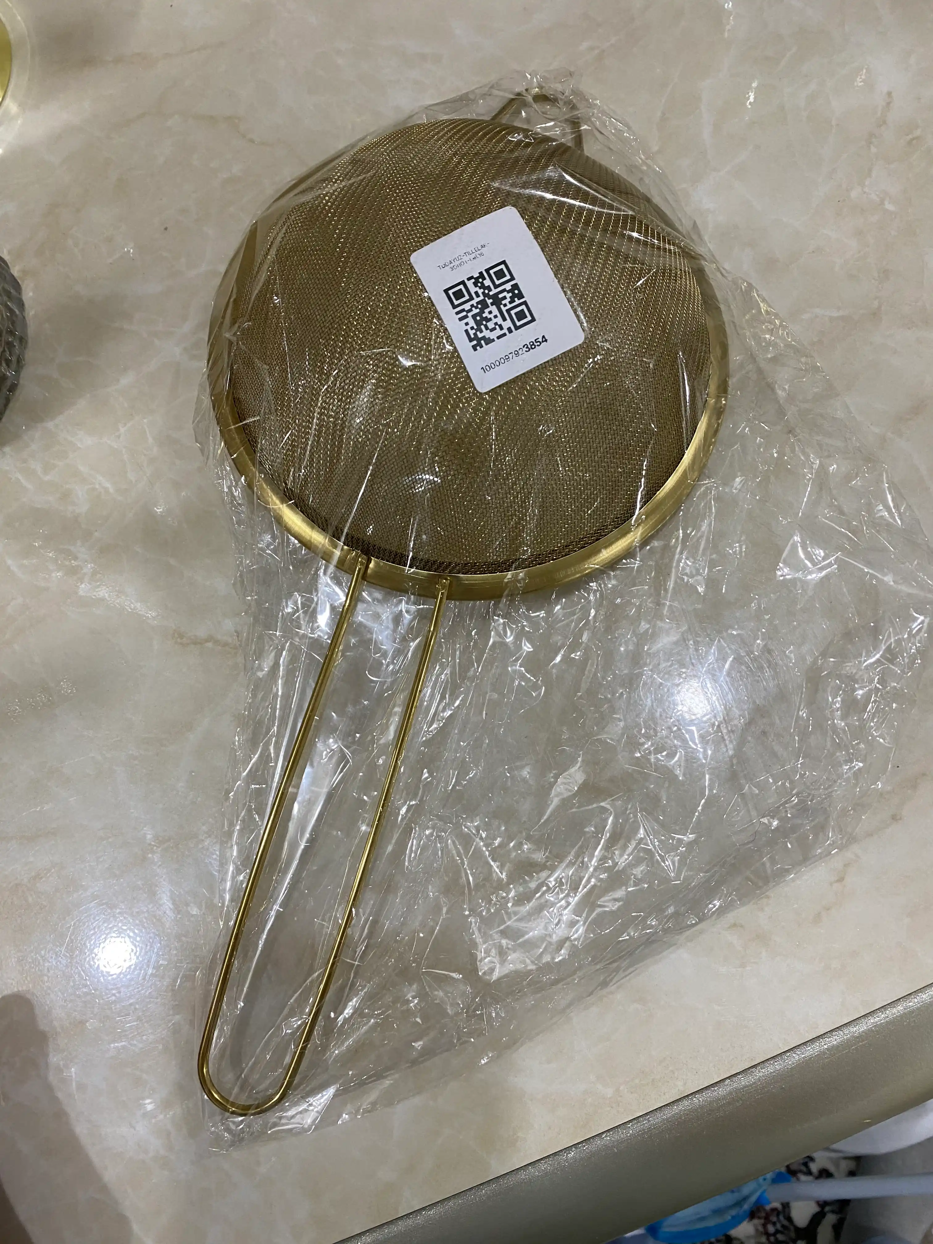 Золотистые ситa, из нержавеющей стали, с прочной ручкой, в четырёх разных размерах