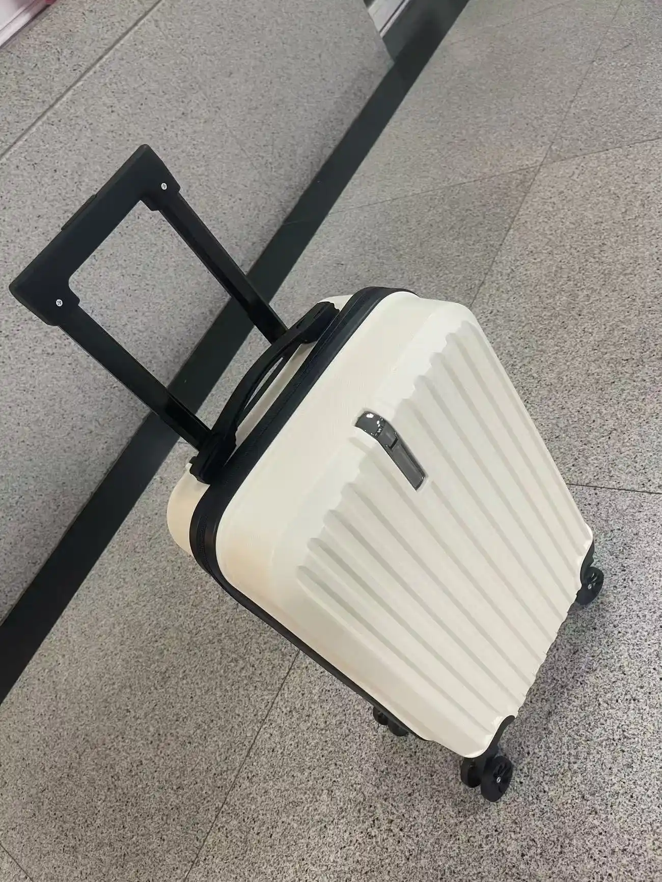 Sayohat chamodoni 38 l, ABS plastik, 360° g'ildirak, ilgakli, 55x34x21 sm