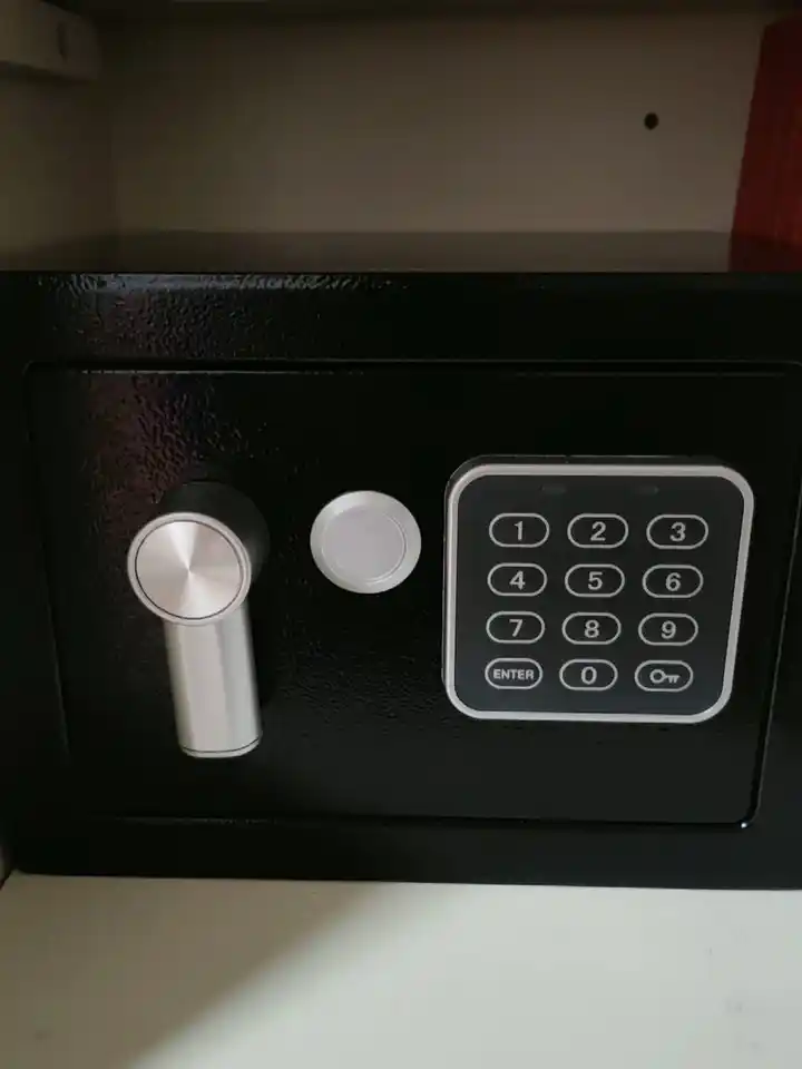 Uy va ofis uchun mo‘ljallangan 17x17x23 sm o‘lchamdagi elektron kod va kalitli metall seyf