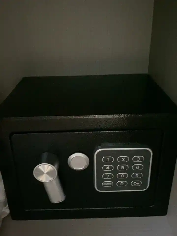 Uy va ofis uchun mo‘ljallangan 17x17x23 sm o‘lchamdagi elektron kod va kalitli metall seyf