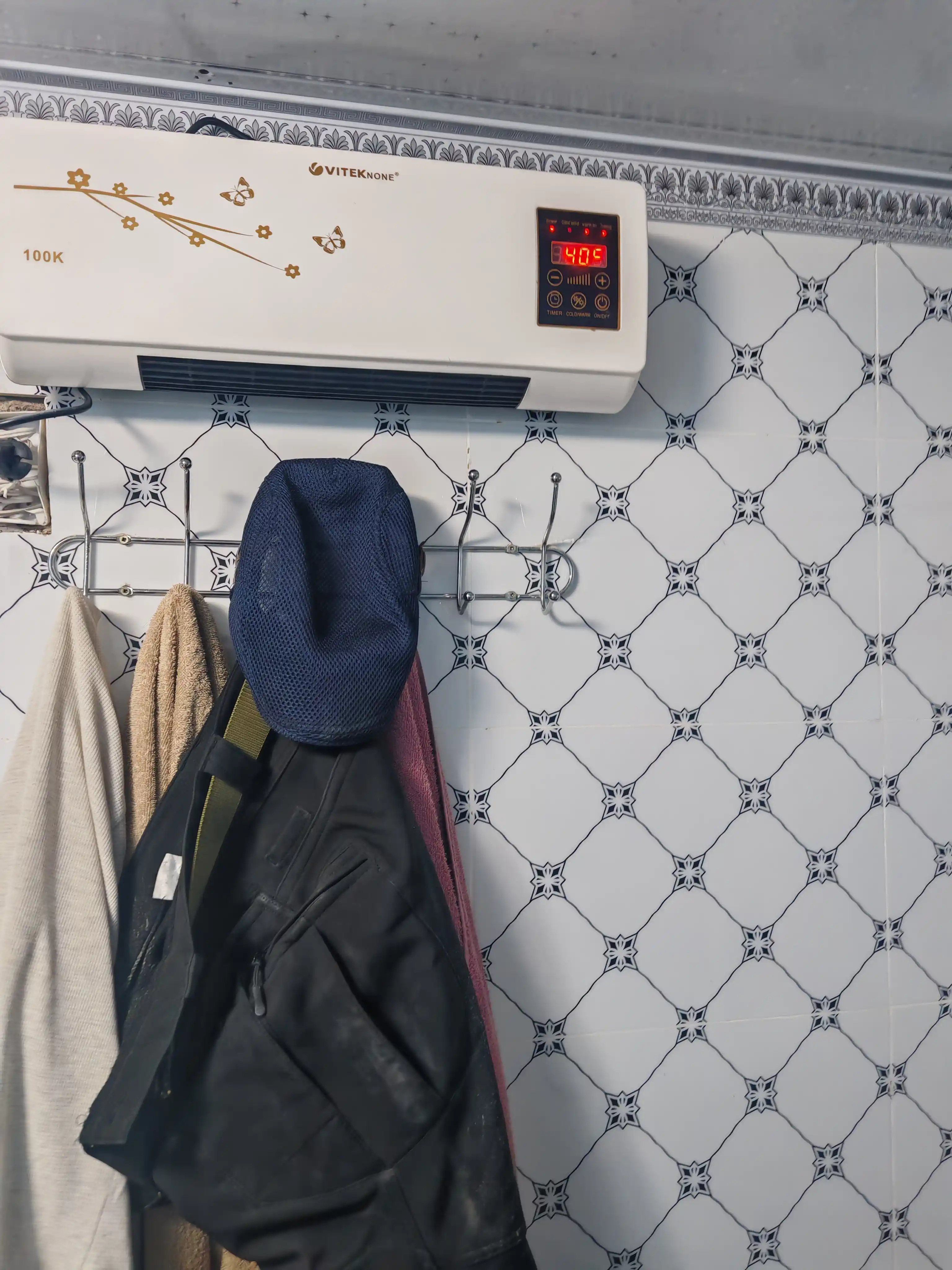 Devorga o‘rnatiladigan elektr isitgich, pultli