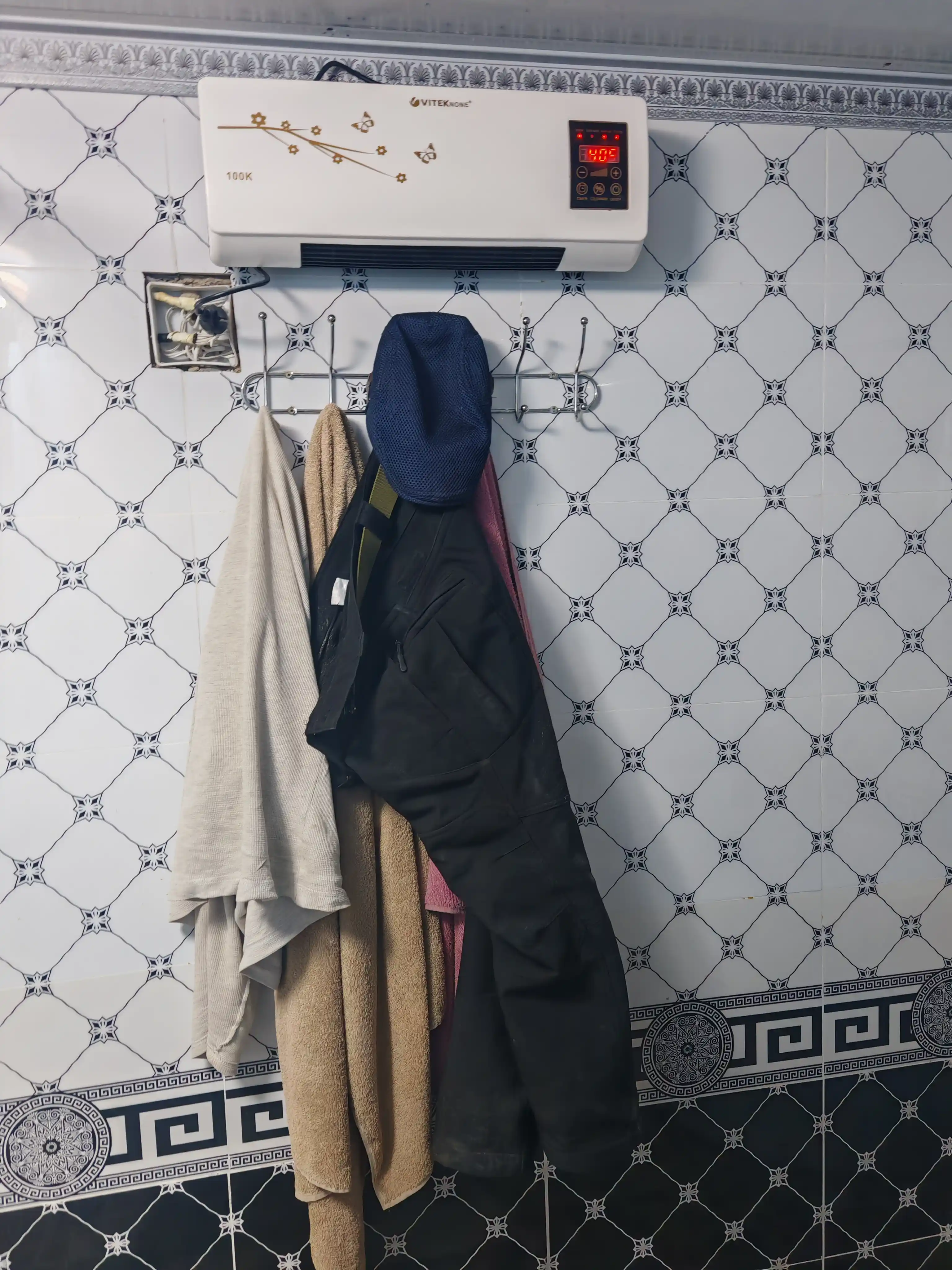 Devorga o‘rnatiladigan elektr isitgich, pultli