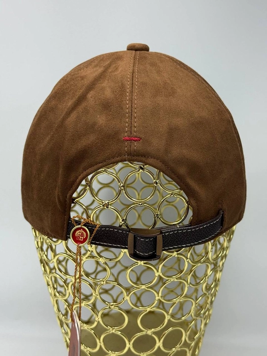 Klassik zamsh beysbolka, charm tasma va kashtali logo bilan