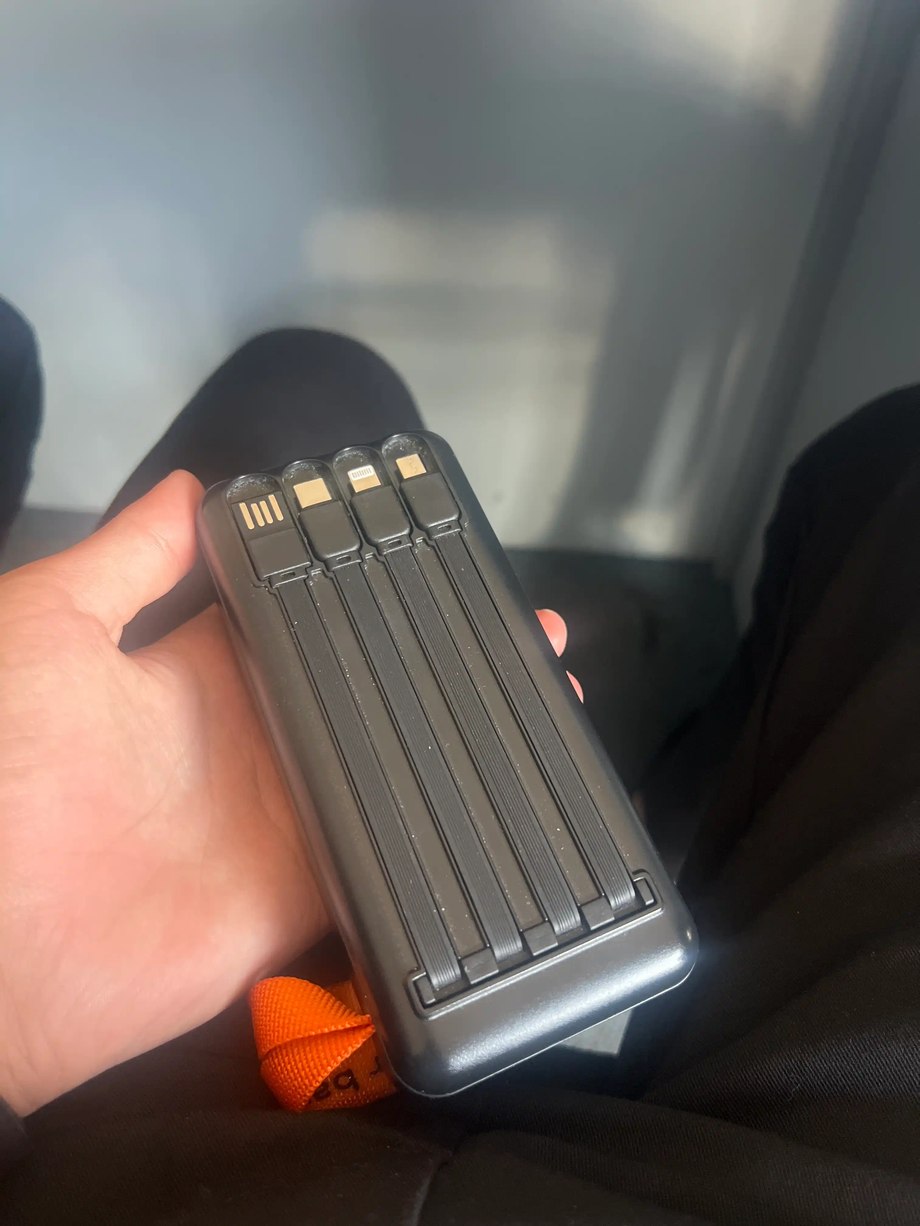 Power Bank 20000 mAh 22.5W с ремешком, встроенными кабелями, фонариком и быстрой зарядкой