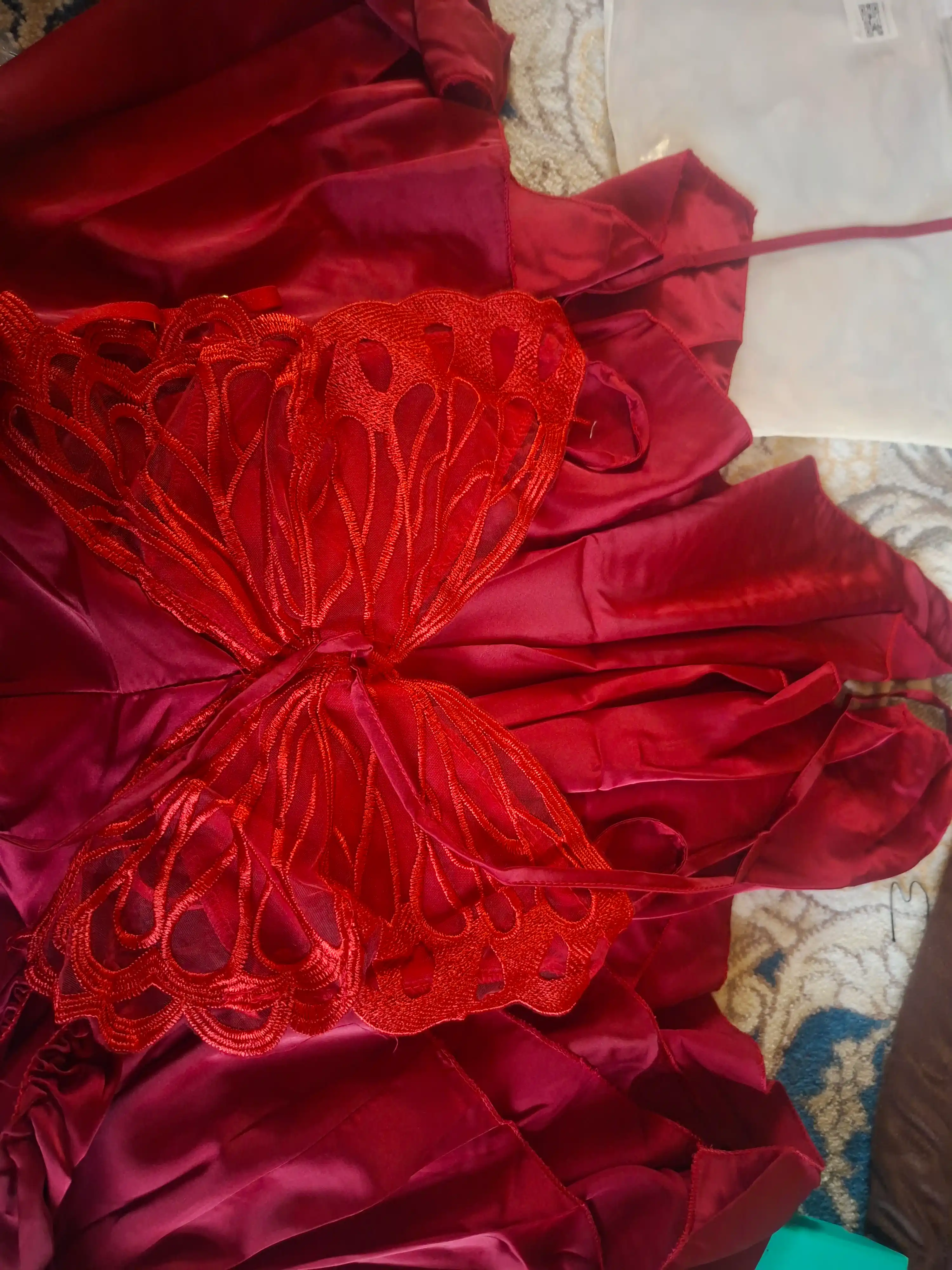Ayollar uchun to‘rli tungi ko‘ylak, penyuar va uy kiyimi, uyqu uchun pijama