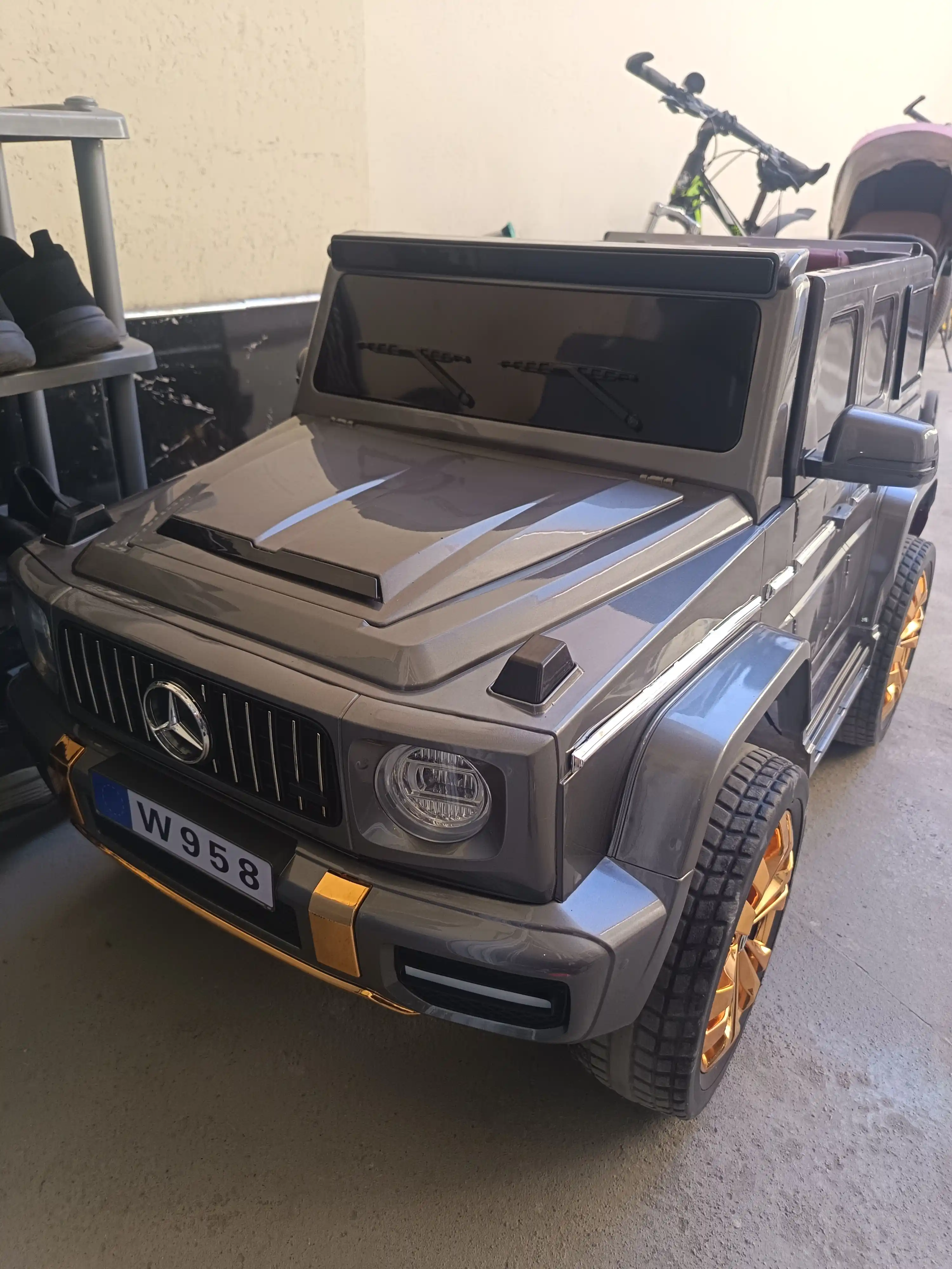 Bolalar elektromobili, radio orqali boshqariladigan pult bilan
