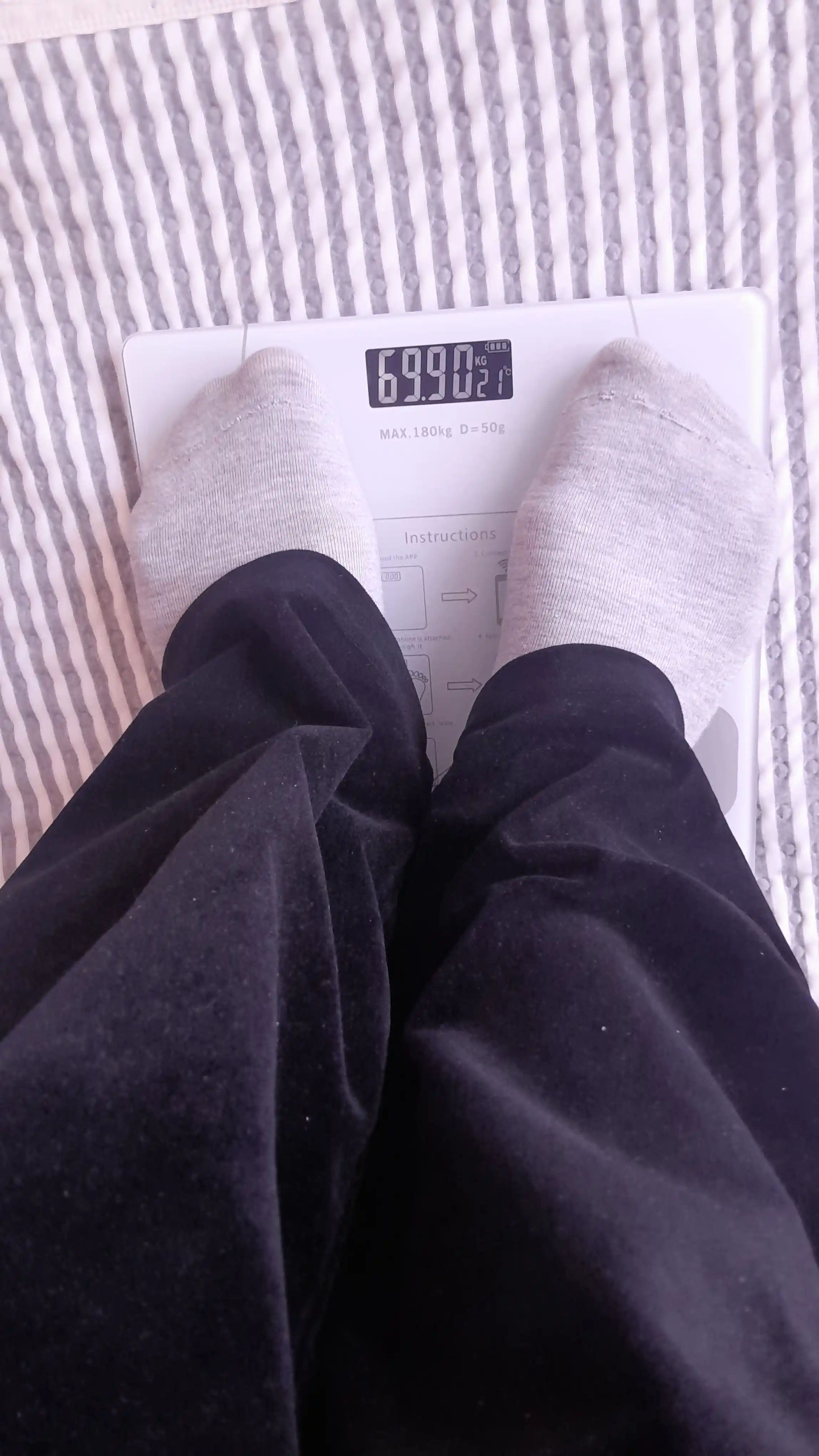 Elektron tarozi shisha dizayn ixcham va chiroyli korpus 180kg gacha kotaradi