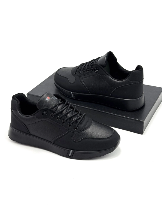 Erkaklar krossovkalari, kichik o‘lchamli bo‘lsa, 1 o‘lcham kattaroq oling