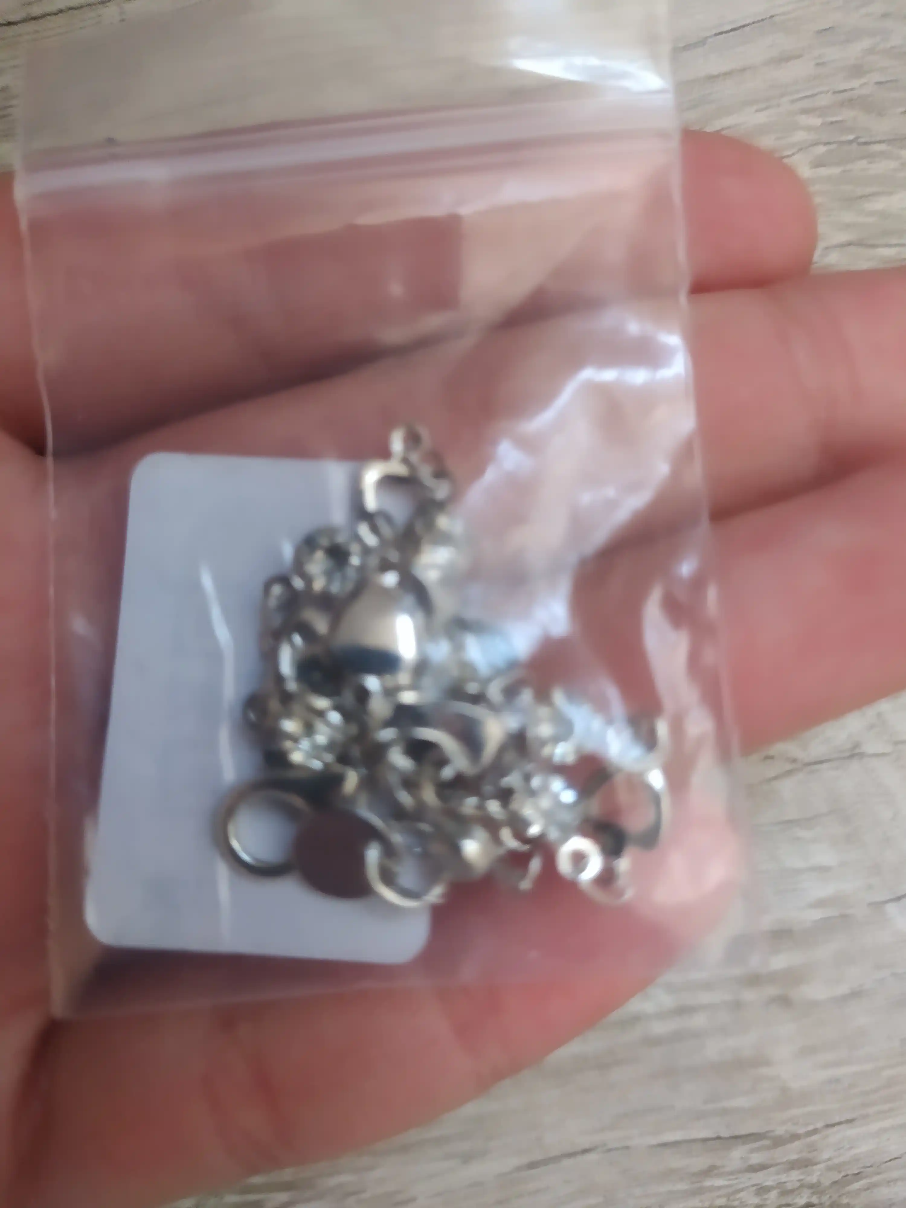 Ayollar uchun bilaguzuklar, taqinchoqlar