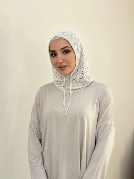 Ayollar uchun XB ipdan to‘qilgan ro‘mol-balaklava, bog‘ichli, naqshli bosh kiyim