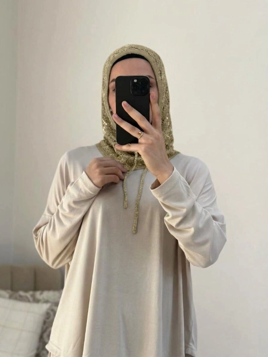 Ayollar uchun XB ipdan to‘qilgan ro‘mol-balaklava, bog‘ichli, naqshli bosh kiyim