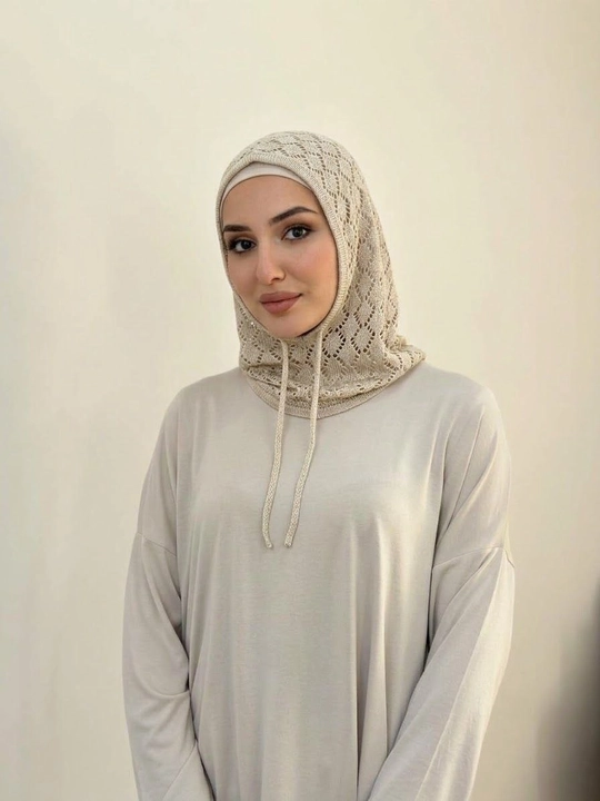 Ayollar uchun XB ipdan to‘qilgan ro‘mol-balaklava, bog‘ichli, naqshli bosh kiyim