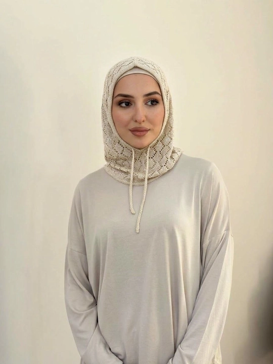 Ayollar uchun XB ipdan to‘qilgan ro‘mol-balaklava, bog‘ichli, naqshli bosh kiyim