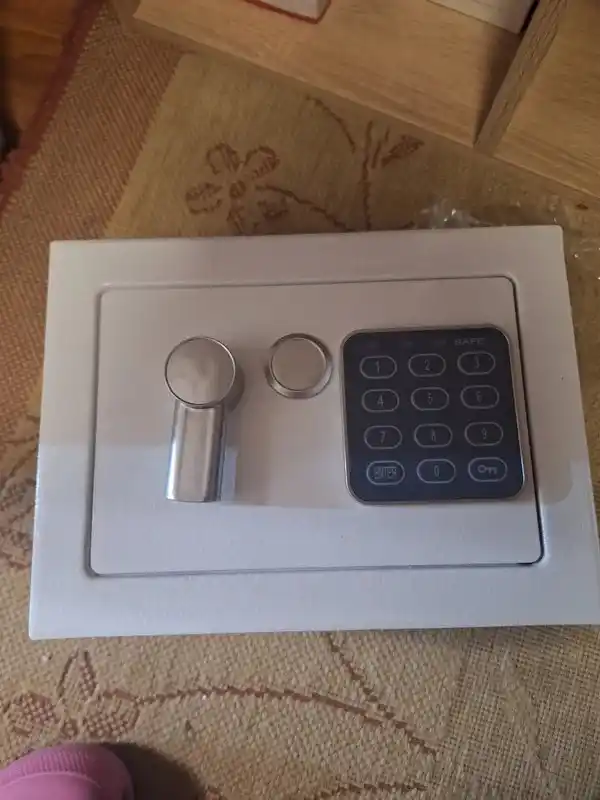 Uy va ofis uchun mo‘ljallangan 17x17x23 sm o‘lchamdagi elektron kod va kalitli metall seyf