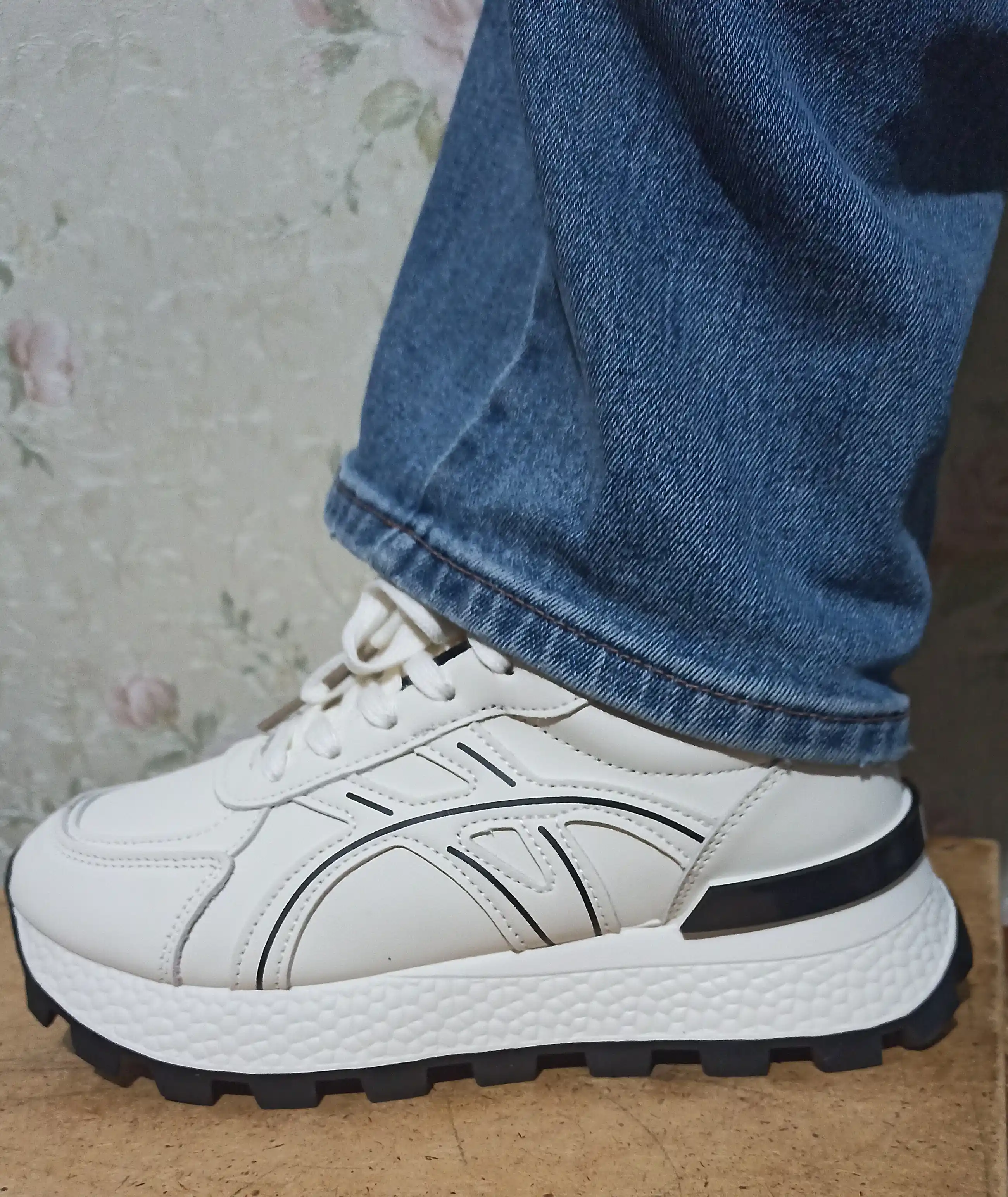Ayollar krossovkasi, unisex kedalar (36-41)kuz,qish,bahor uchun mos, bir o‘lcham kichikroq