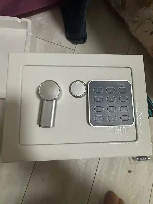 Uy va ofis uchun mo‘ljallangan 17x17x23 sm o‘lchamdagi elektron kod va kalitli metall seyf