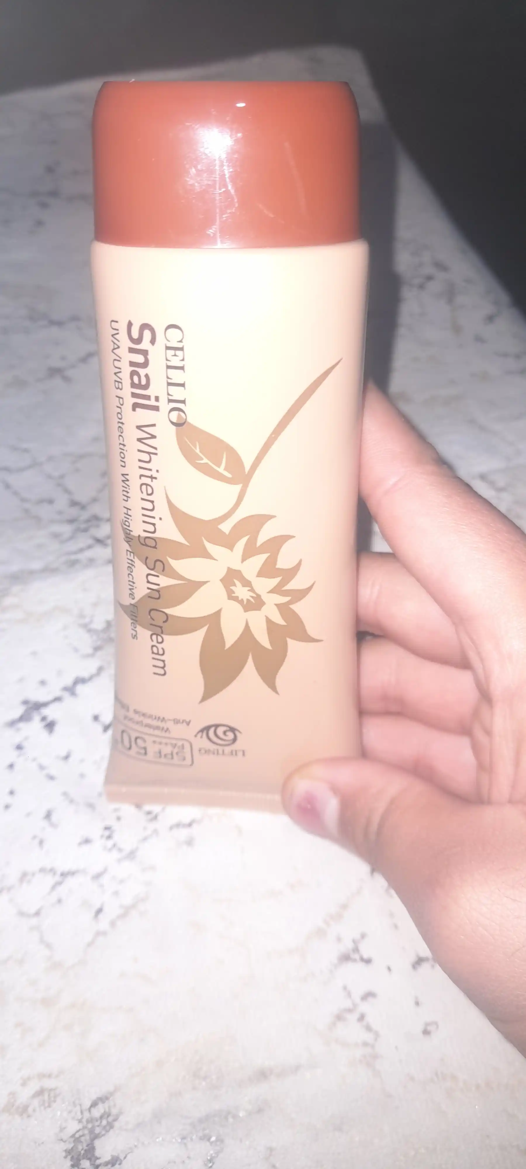 Yuz uchun SPF 50+ namlantiruvchi quyoshdan himoyalovchi krem