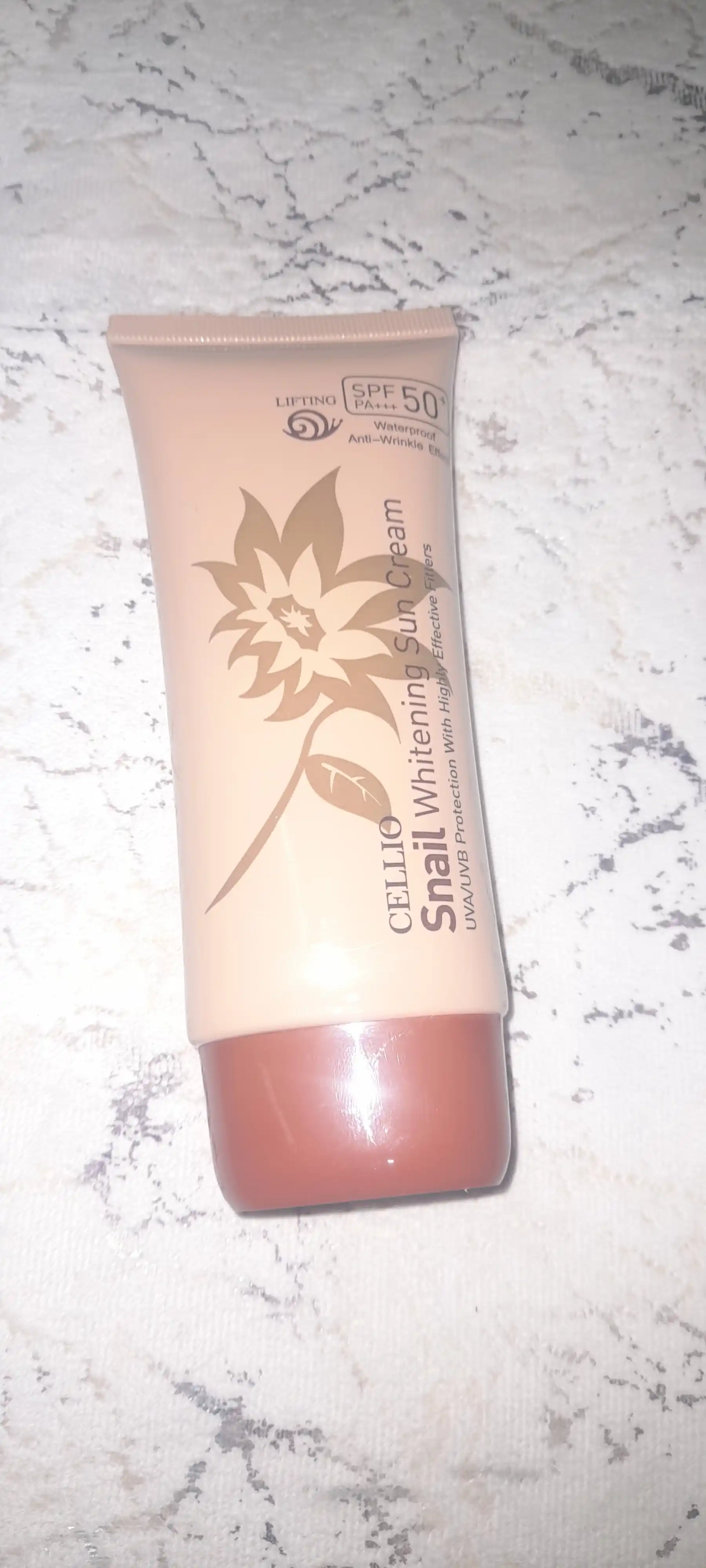 Yuz uchun SPF 50+ namlantiruvchi quyoshdan himoyalovchi krem