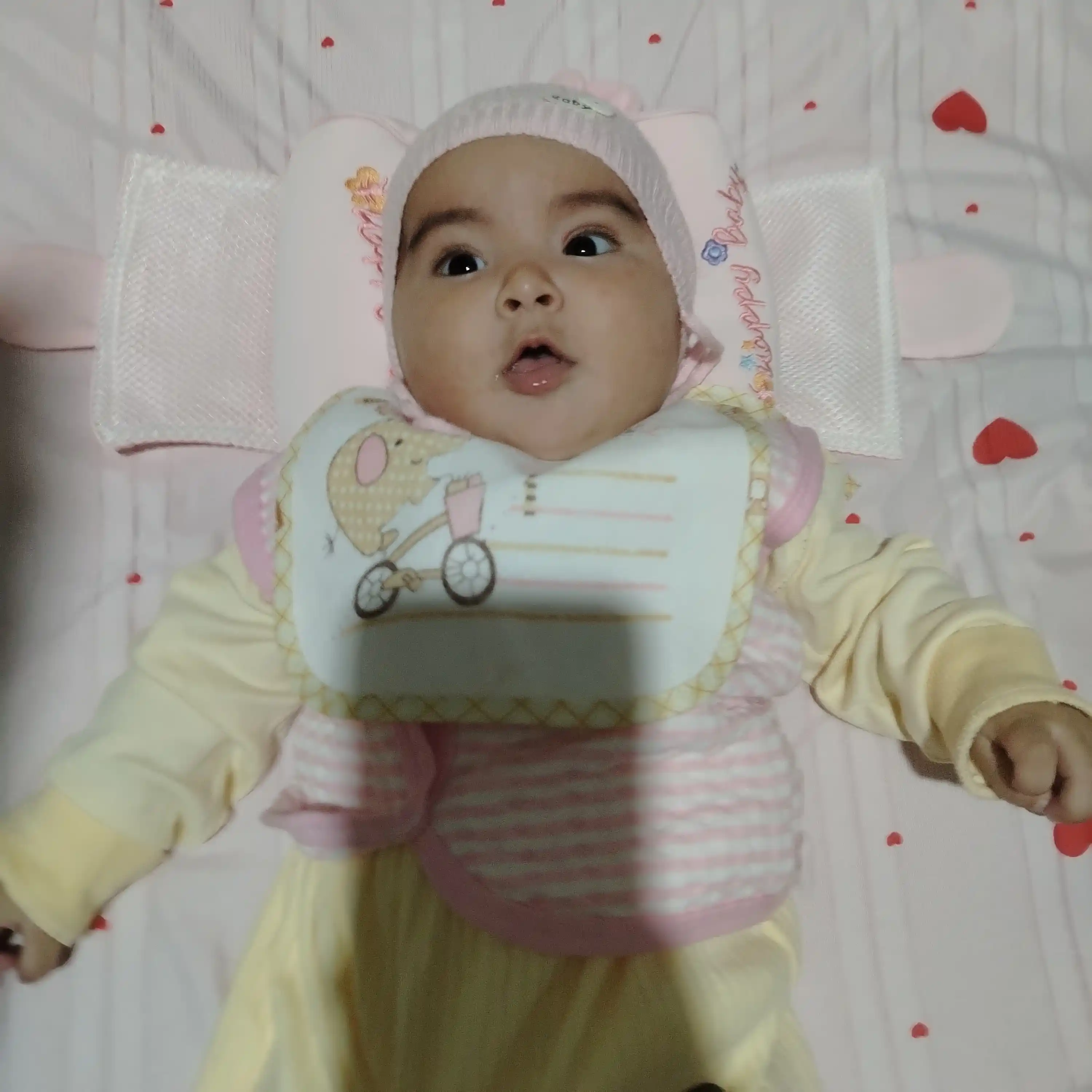 Yangi tugʻilgan chaqaloqlar uchun boshni tutib turuvchi ortopedik yostiq