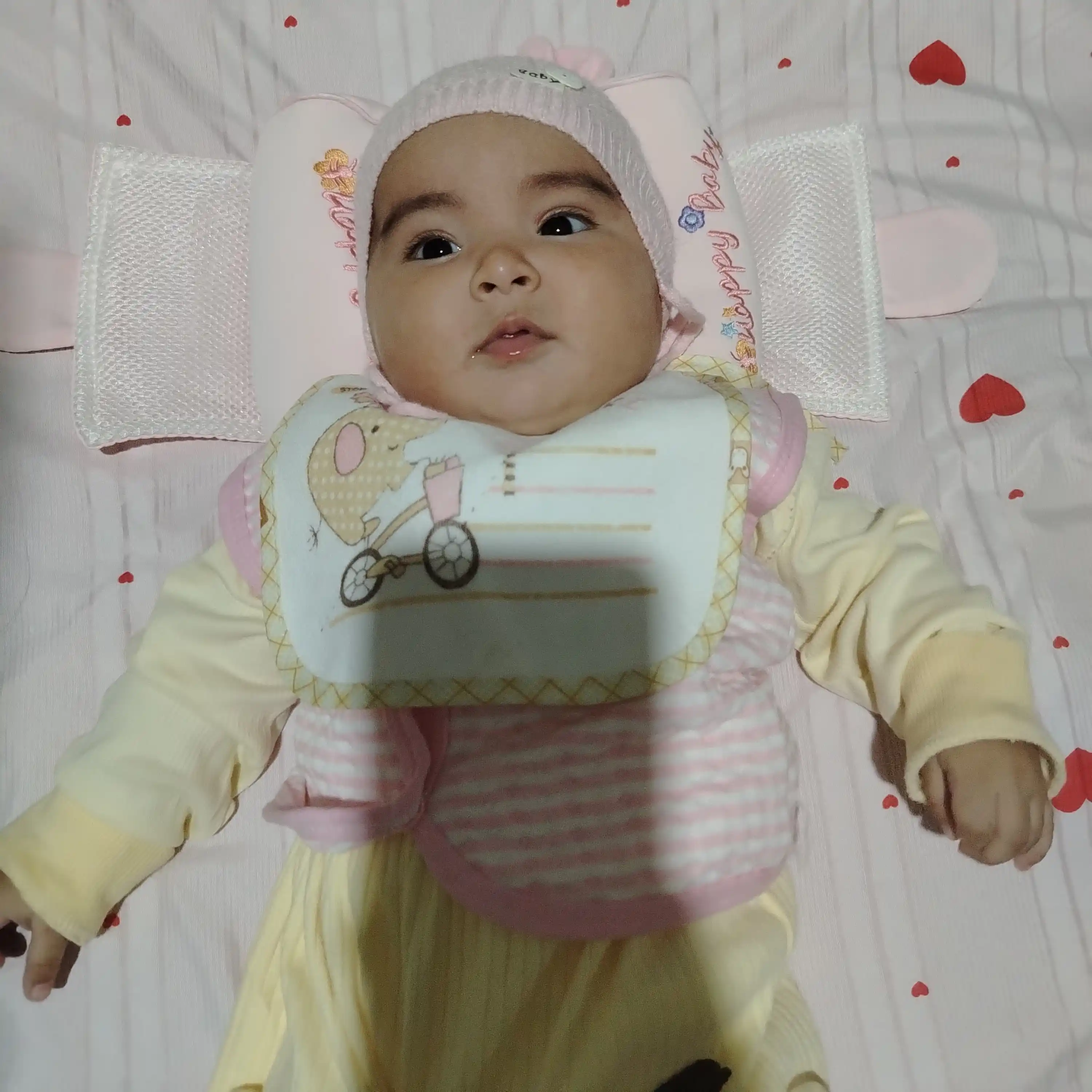 Yangi tugʻilgan chaqaloqlar uchun boshni tutib turuvchi ortopedik yostiq