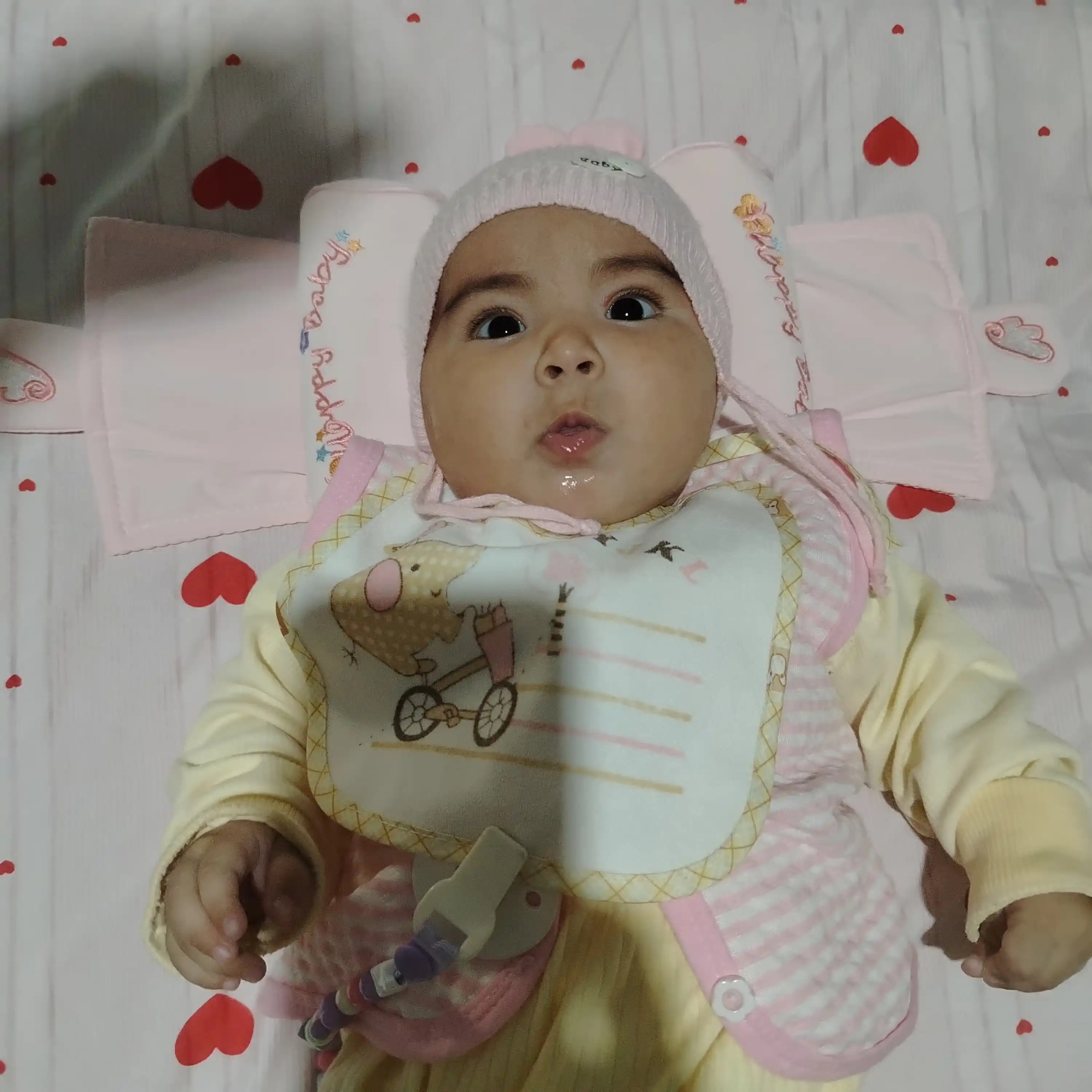 Yangi tugʻilgan chaqaloqlar uchun boshni tutib turuvchi ortopedik yostiq