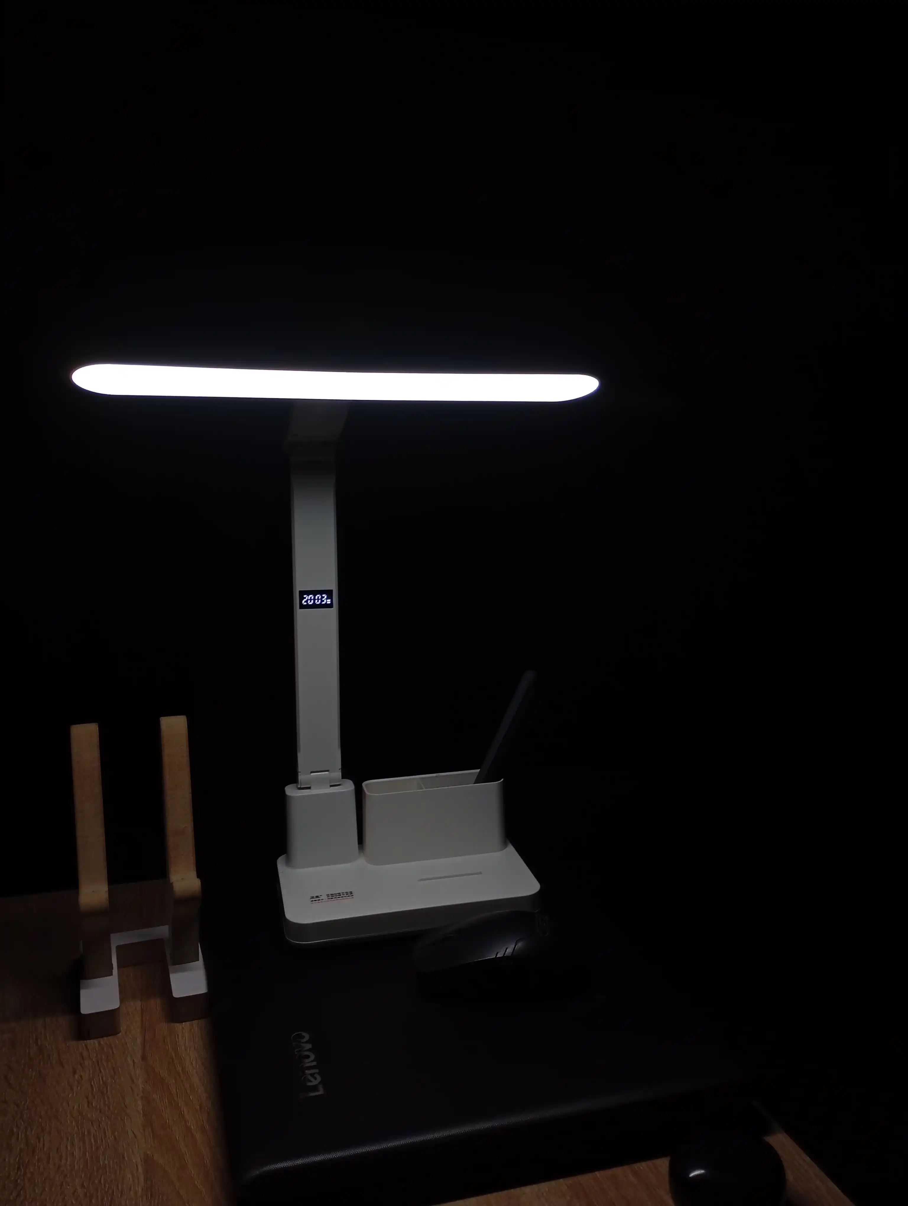 Smart LED lampa, yorqin nur va tashkilotchilik birgalikda