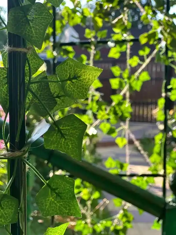 Bezakli sun'iy liana barglari bilan, uzunligi 2.1 m, 12 dona, uy va interyer bezash uchun